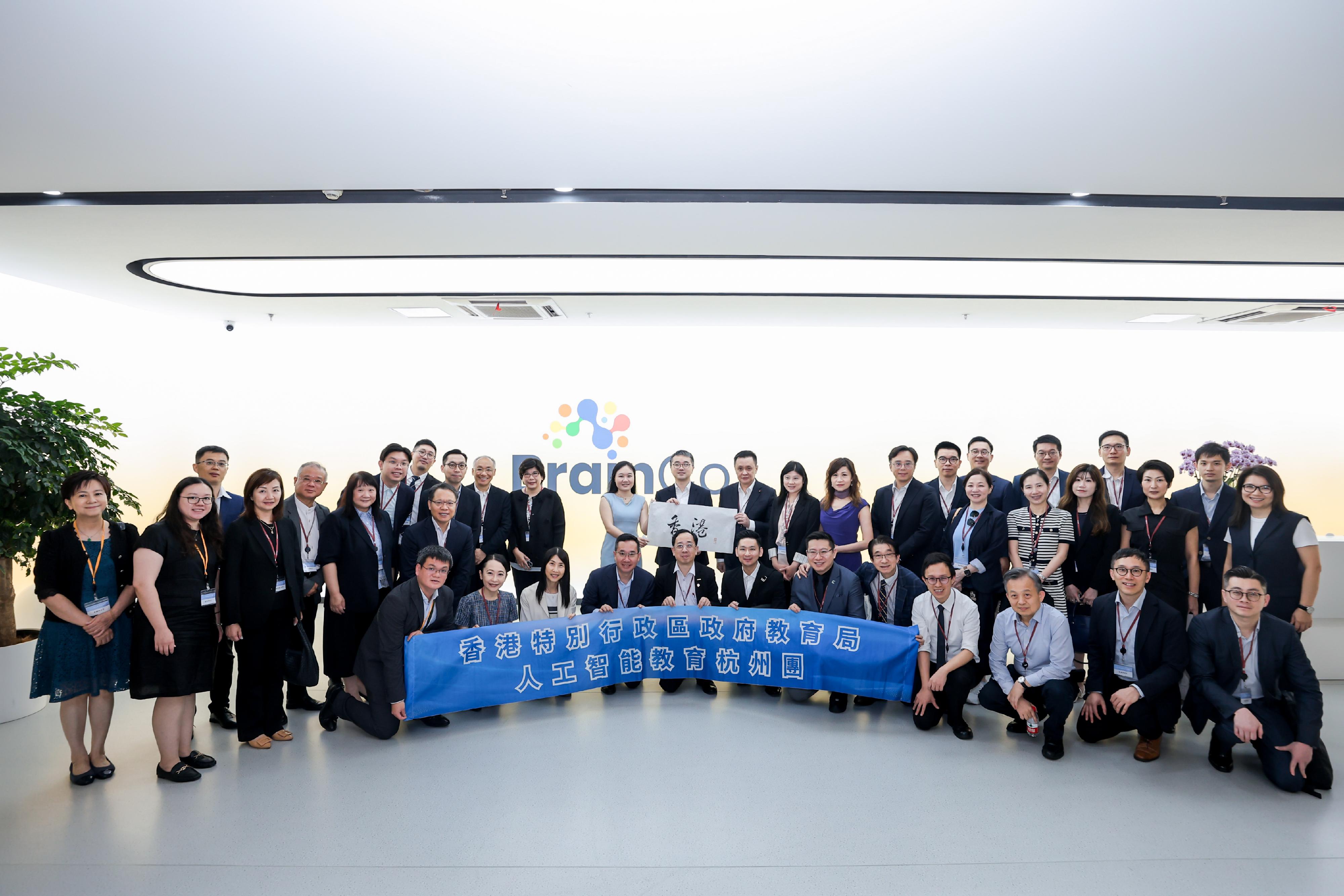 The Under Secretary for Education, Dr Sze Chun-fai, led a delegation to visit Hangzhou, Zhejiang Province, yesterday (May 26). Photo shows Dr Sze (second row, 10th right) with BrainCo company representatives and delegation members today (May 27).