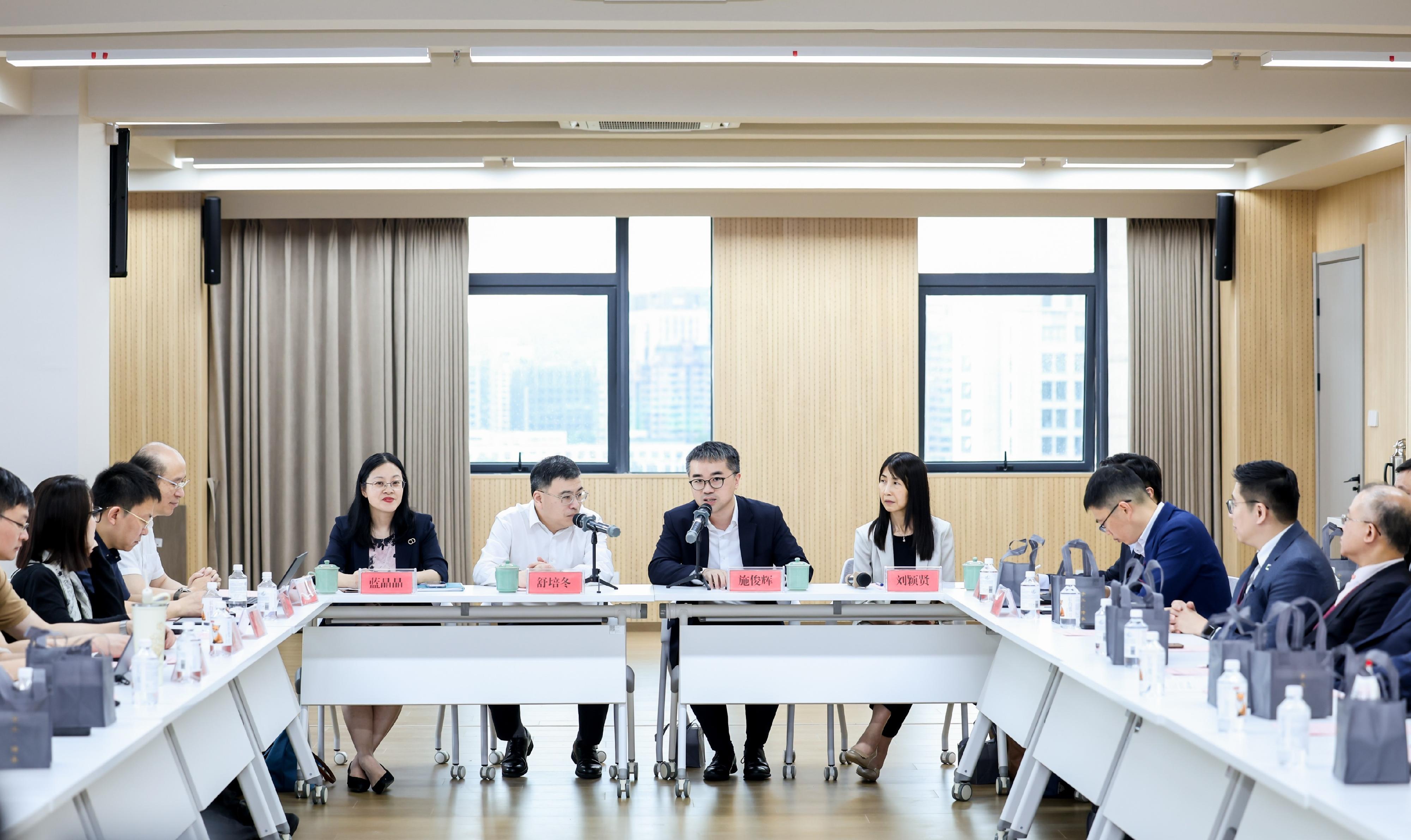 教育局副局長施俊輝博士昨日（五月二十六日）率領考察團訪問浙江省杭州市。圖示施俊輝博士（右六）與浙江省教育廳副廳長舒培冬（左六）及其他教育廳官員會面交流。