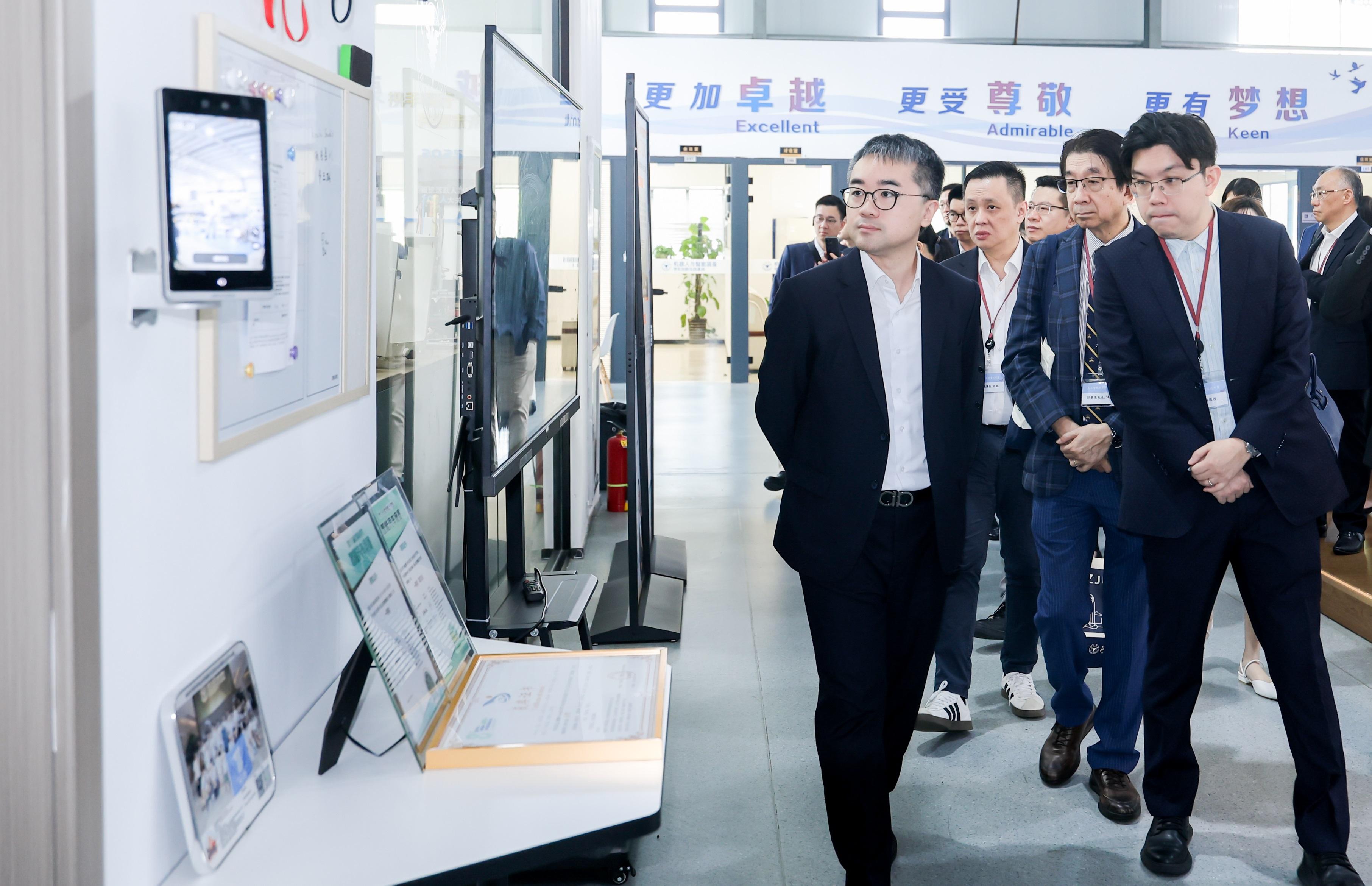 教育局副局長施俊輝博士昨日（五月二十六日）率領考察團訪問浙江省杭州市。圖示施俊輝博士（左一）和考察團今日（五月二十七日）參訪浙江大學機器人與智能裝備學生創新實踐基地，了解該校培養學生數字素養的經驗。