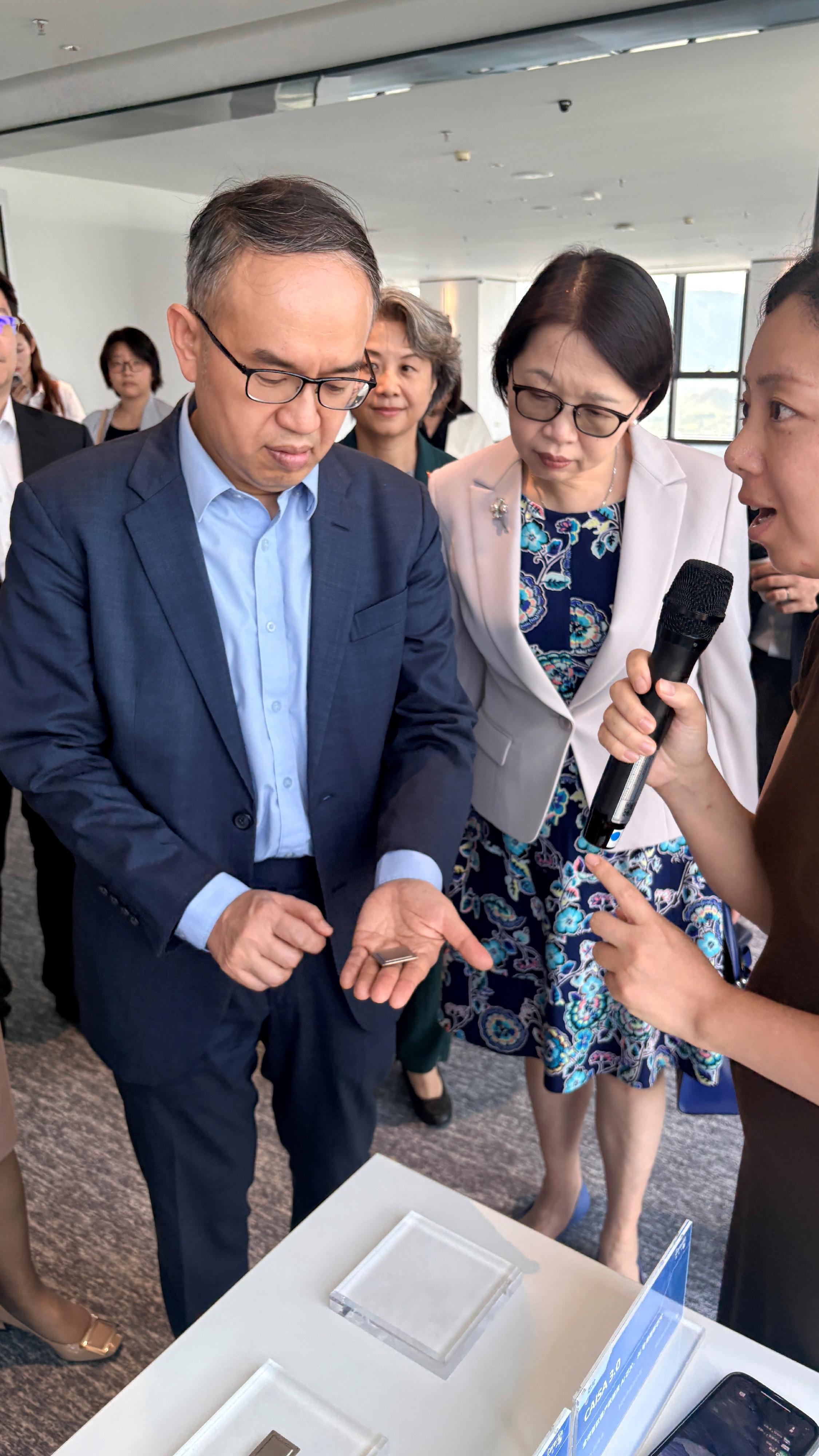 財經事務及庫務局局長許正宇今日(五月二十七日)率領代表團前往深圳,視察河套深港科技創新合作區深圳園區。圖示許正宇(左)、財經事務及庫務局常任秘書長(財經事務)張馮泳萍(右)及代表團成員聽取深圳鯤雲信息科技有限公司人員介紹其人工智能算力業務。