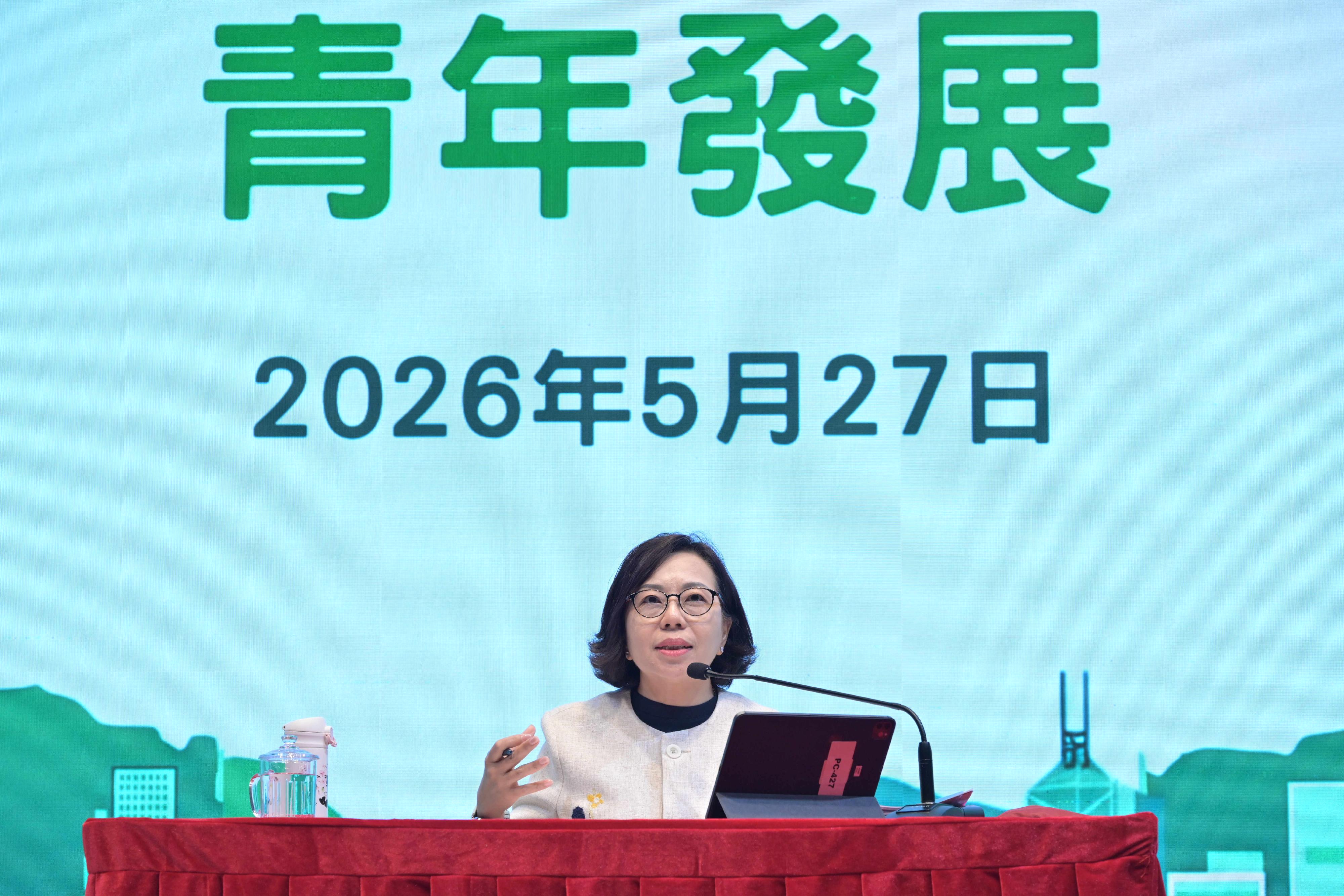 民政及青年事務局（民青局）今日（五月二十七日）在民青局賽馬會青立方舉行香港五年規劃青年發展專題諮詢會。圖示民青局局長麥美娟與參加者進行交流。
