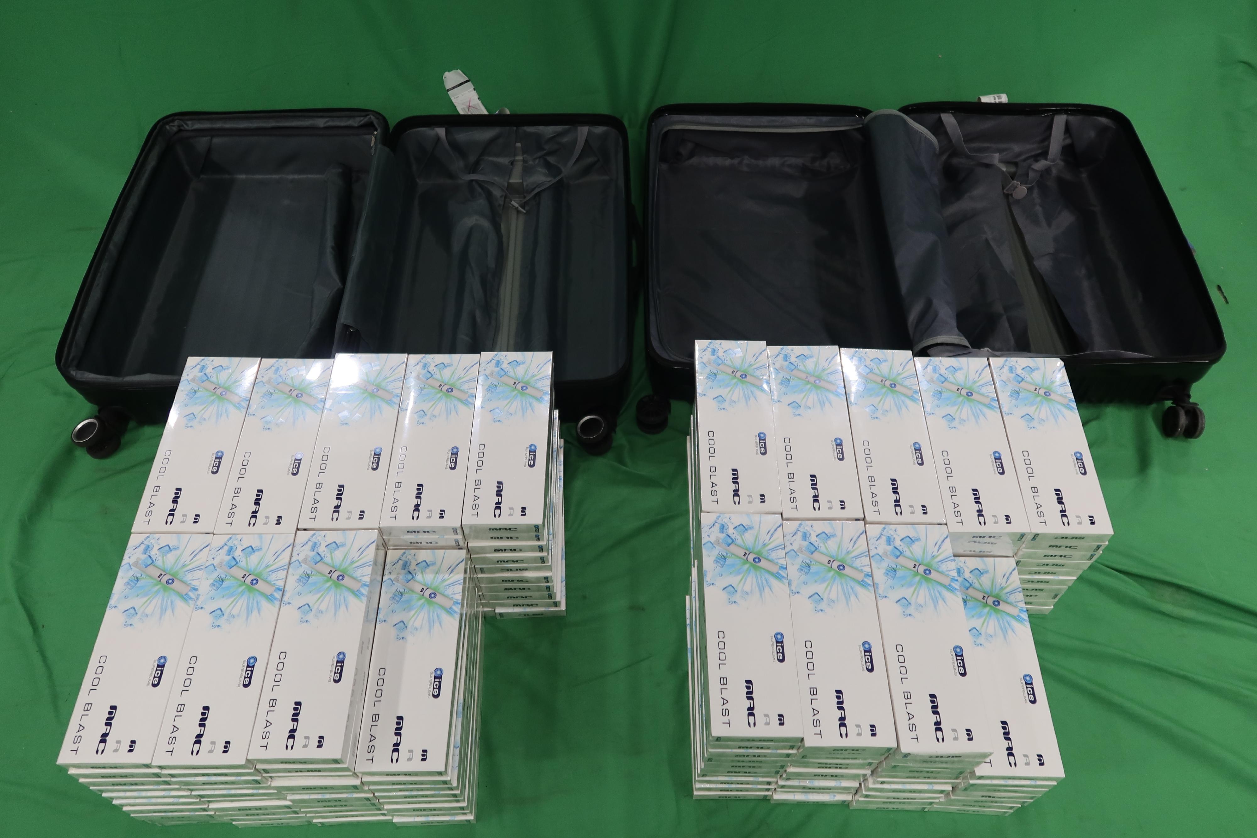 一名入境男旅客因管有未完稅香煙及未有向海關人員作出申報，違反《應課稅品條例》，今日（五月二十七日）在西九龍裁判法院被判處監禁兩個月和罰款一千元。圖示檢獲的未完稅香煙。