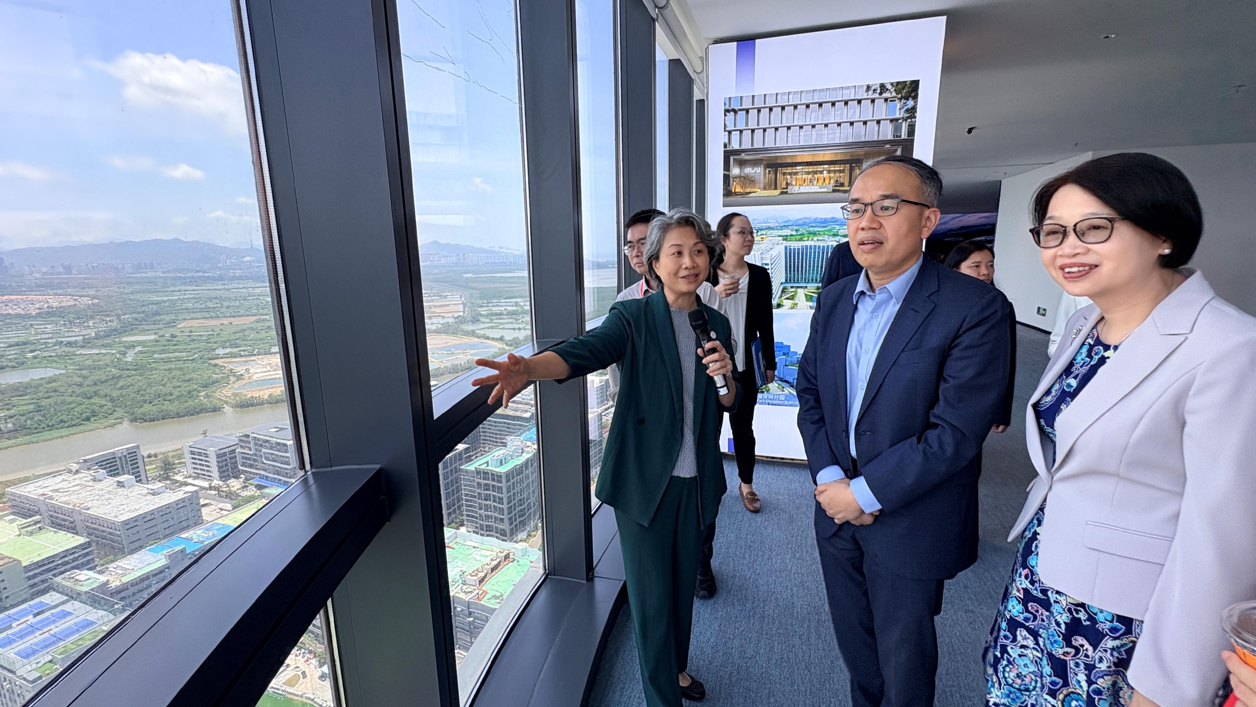 The Secretary for Financial Services and the Treasury, Mr Christopher Hui, led a delegation to Shenzhen and visited the Shenzhen Park of Hetao Shenzhen-Hong Kong Science and Technology Innovation Co-operation Zone (Hetao Zone) today (May 27). Photo shows Mr Hui (front row, centre), the Permanent Secretary for Financial Services and the Treasury (Financial Services), Mrs Angelina Cheung (front row, right), and members of the delegation, receiving a briefing at the exhibition hall of the Hetao Zone. 
