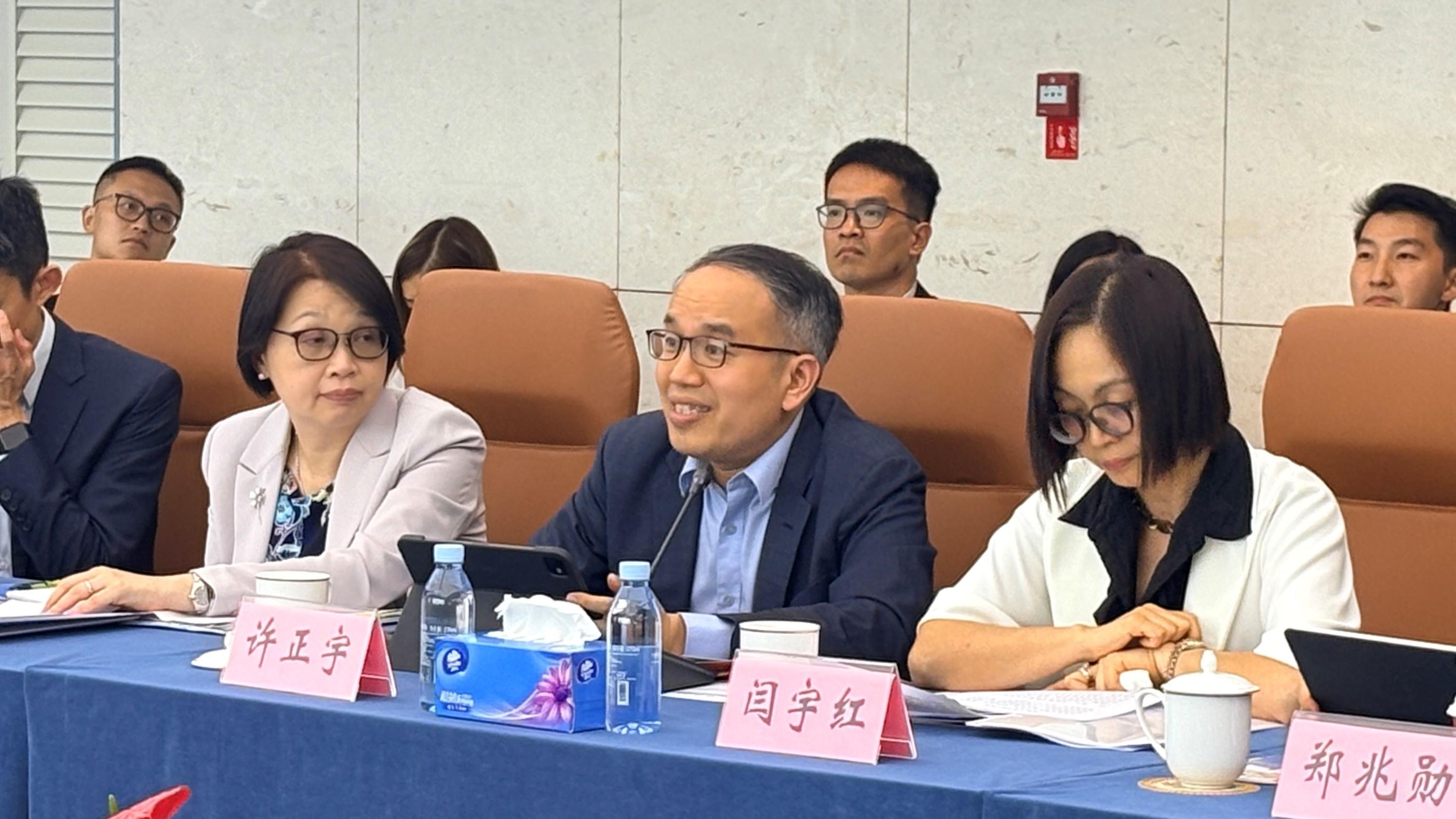 The Shenzhen-Hong Kong Financial Co-operation Committee convened its fourth meeting in Shenzhen today (May 27) under the co-chairmanship of the Secretary for Financial Services and the Treasury, Mr Christopher Hui, and the Vice-Mayor of the Shenzhen Municipal People's Government and Director General of the Office of the Financial Affairs Committee of the CPC Shenzhen Municipal Committee, Mr Luo Huanghao. Photo shows Mr Hui (front row, centre) addressing the meeting. The Permanent Secretary for Financial Services and the Treasury (Financial Services), Mrs Angelina Cheung (front row, left), is also present.
