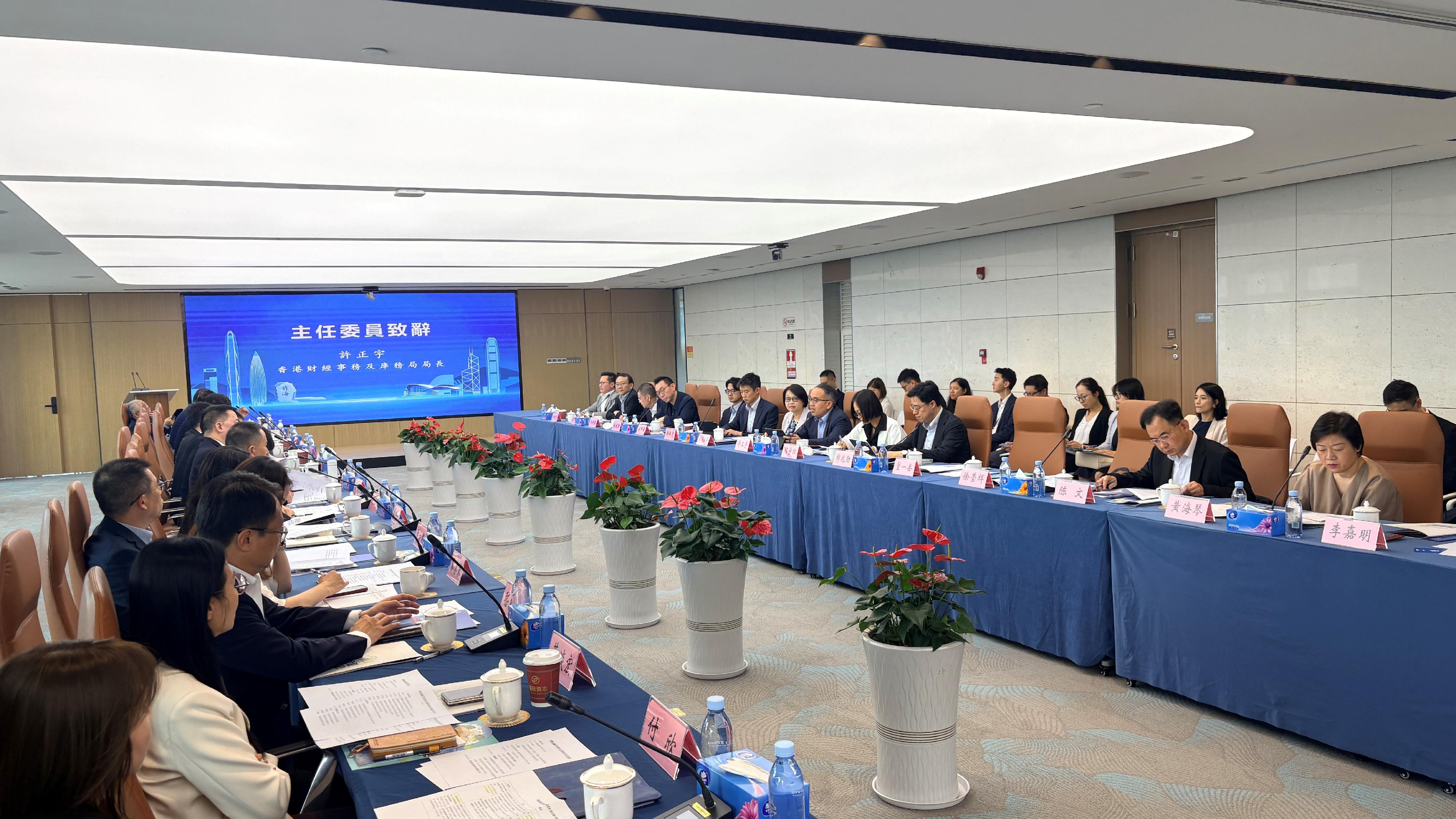 The Shenzhen-Hong Kong Financial Co-operation Committee convened its fourth meeting in Shenzhen today (May 27) under the co-chairmanship of the Secretary for Financial Services and the Treasury, Mr Christopher Hui, and the Vice-Mayor of the Shenzhen Municipal People's Government and Director General of the Office of the Financial Affairs Committee of the CPC Shenzhen Municipal Committee, Mr Luo Huanghao. Photo shows representatives of government bodies, financial regulators, exchanges and non-official members of Hong Kong and Shenzhen discussing the latest developments in the financial markets and financial co-operation of the two places.