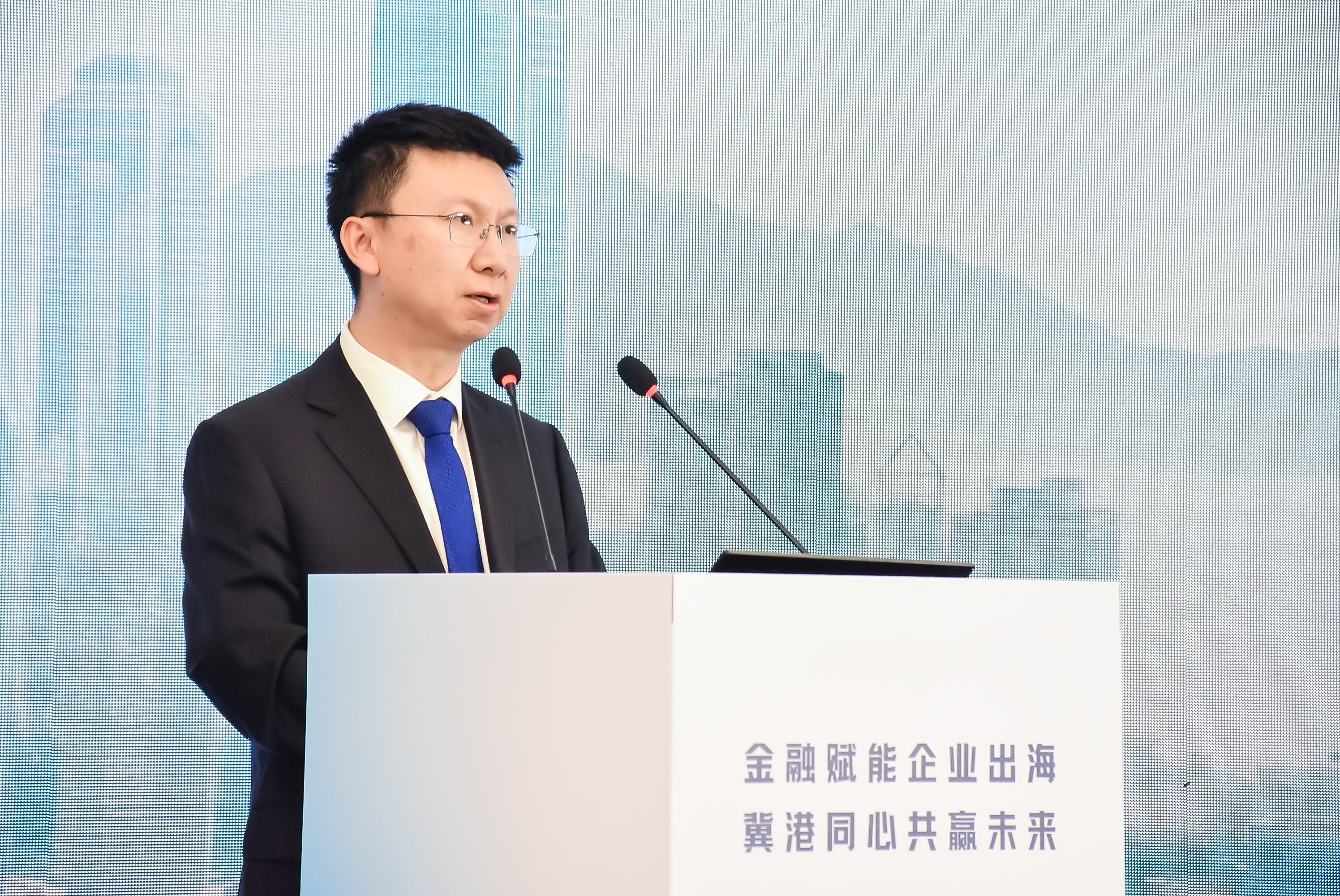 Invest Hong Kong and the Hebei Provincial Committee Financial Commission Office today (May 28) hosted a seminar entitled, "Empowering Enterprises to Go Global through Financial Services - Hong Kong and Hebei Work Together for a Win-Win Future" in Xiong'an New Area in Hebei, to explore how Mainland enterprises can leverage Hong Kong's strengths as an international financial centre to empower their overseas business expansion. Photo shows the Deputy Director of the Hebei Provincial Committee Financial Commission Office, Mr Xiong Hou, delivering the welcome remarks.