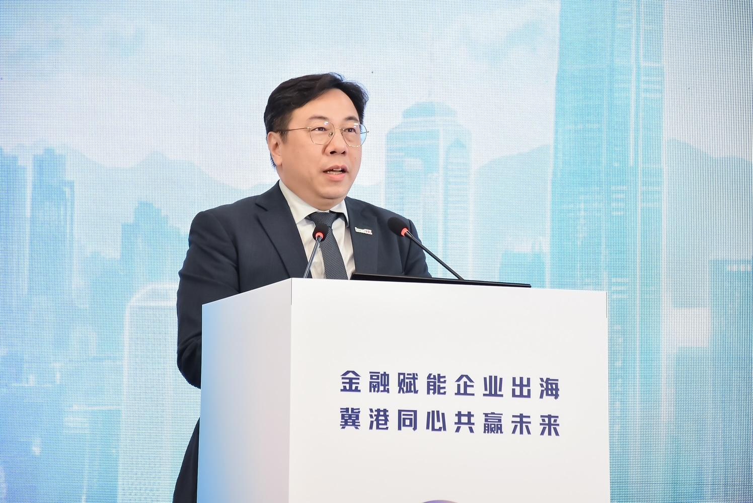投資推廣署(投資署)攜手河北省委金融委員會辦公室,今日(五月二十八日)於河北雄安新區合辦「金融賦能企業出海,冀港同心共贏未來」研討會,探討內地企業如何善用香港的國際金融中心優勢賦能企業拓展海外業務。圖示投資署助理署長劉智元致辭。