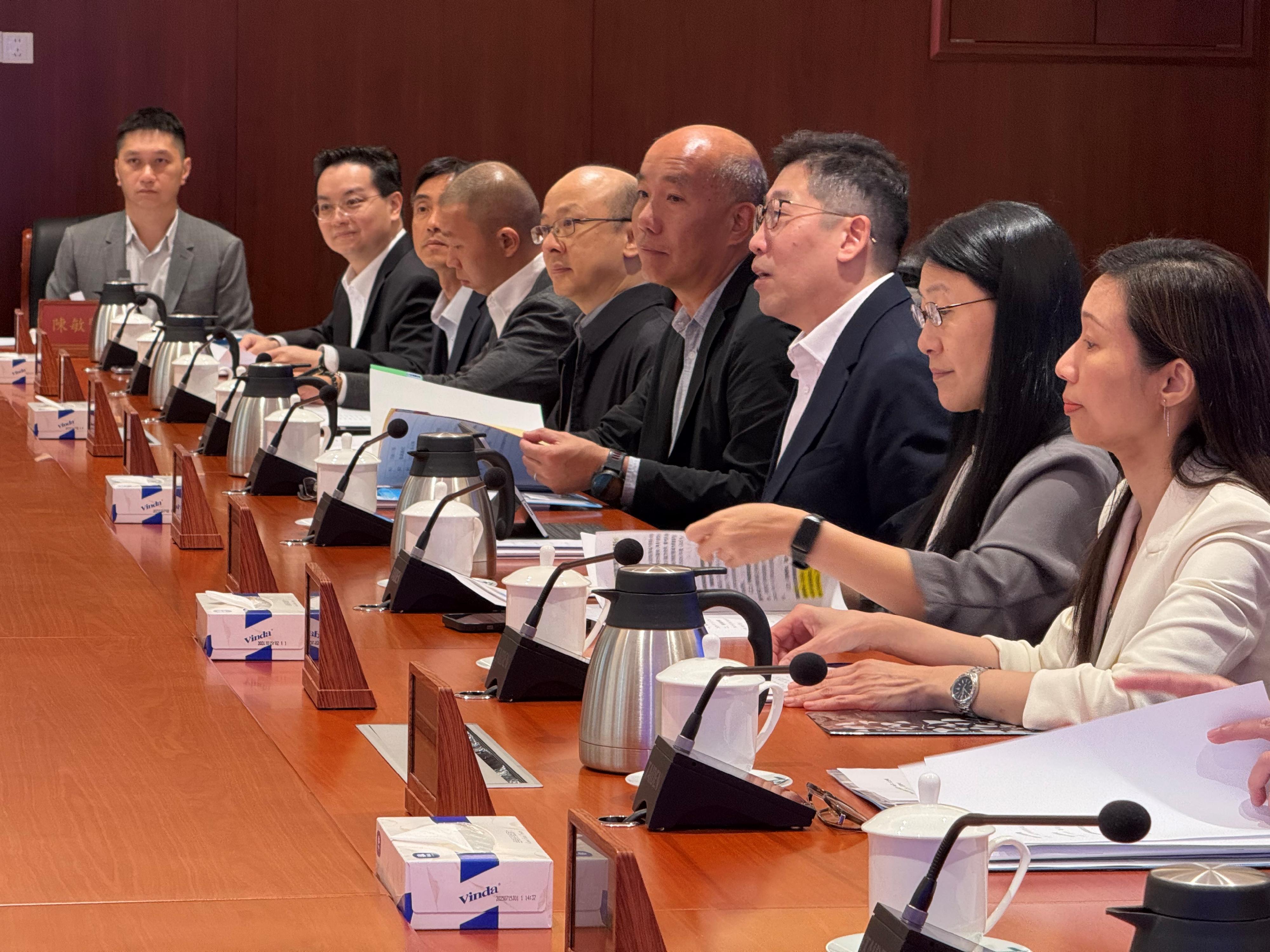 署理數字政策專員張宜偉(右三)今日(五月二十八日)在廣州出席粵港共建智慧城市群專責小組第三次會議並致辭。