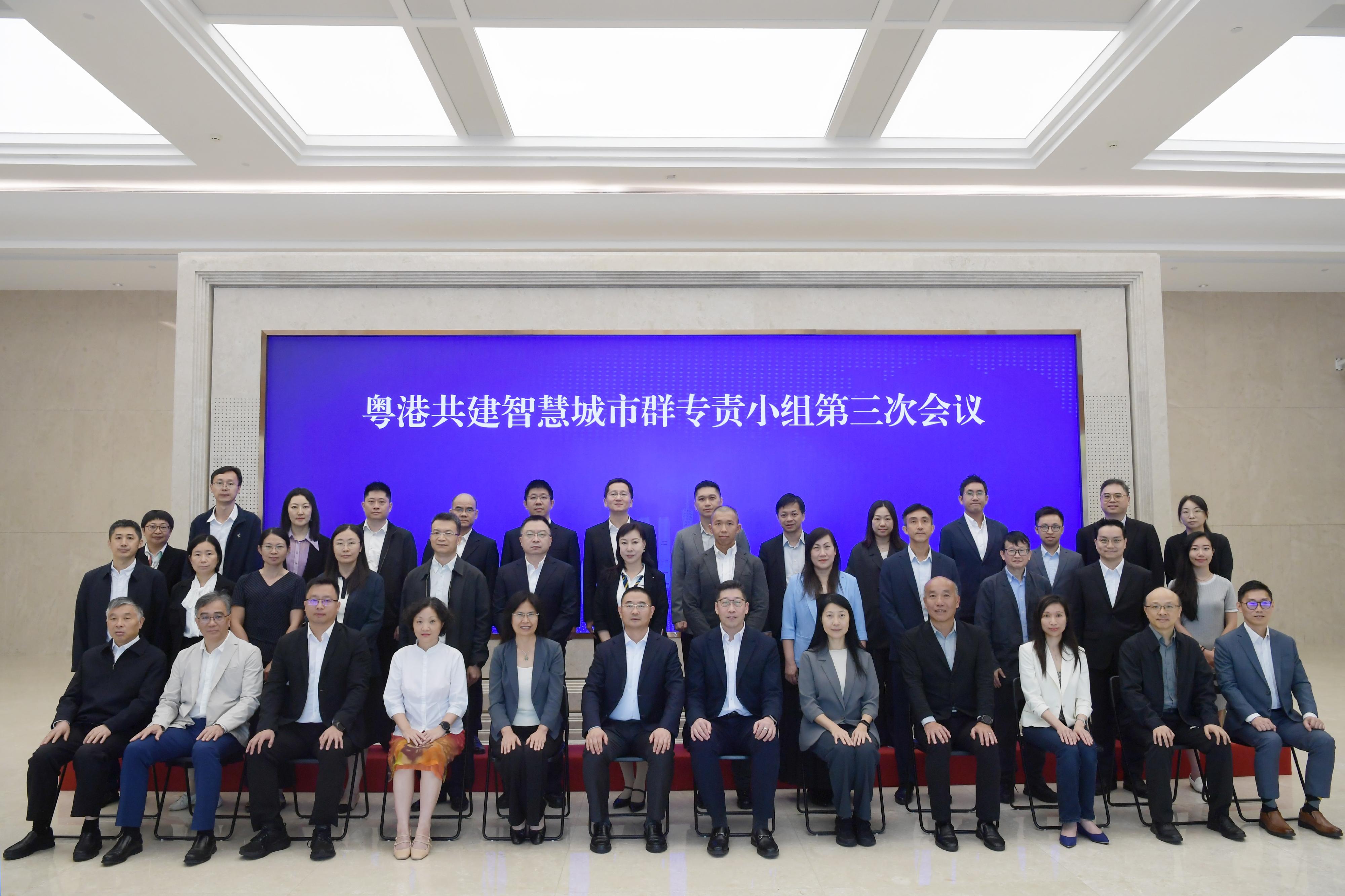 The Acting Commissioner for Digital Policy, Mr Daniel Cheung, attended the third meeting of the Hong Kong/Guangdong Expert Group on Co-developing a Smart City Cluster in Guangzhou today (May 28). Photo shows Mr Cheung (first row, sixth right) with the Director-General of the Guangdong Provincial Administration of Government Service and Data, Mr Wang Tianguang (first row, sixth left), and other attendees.