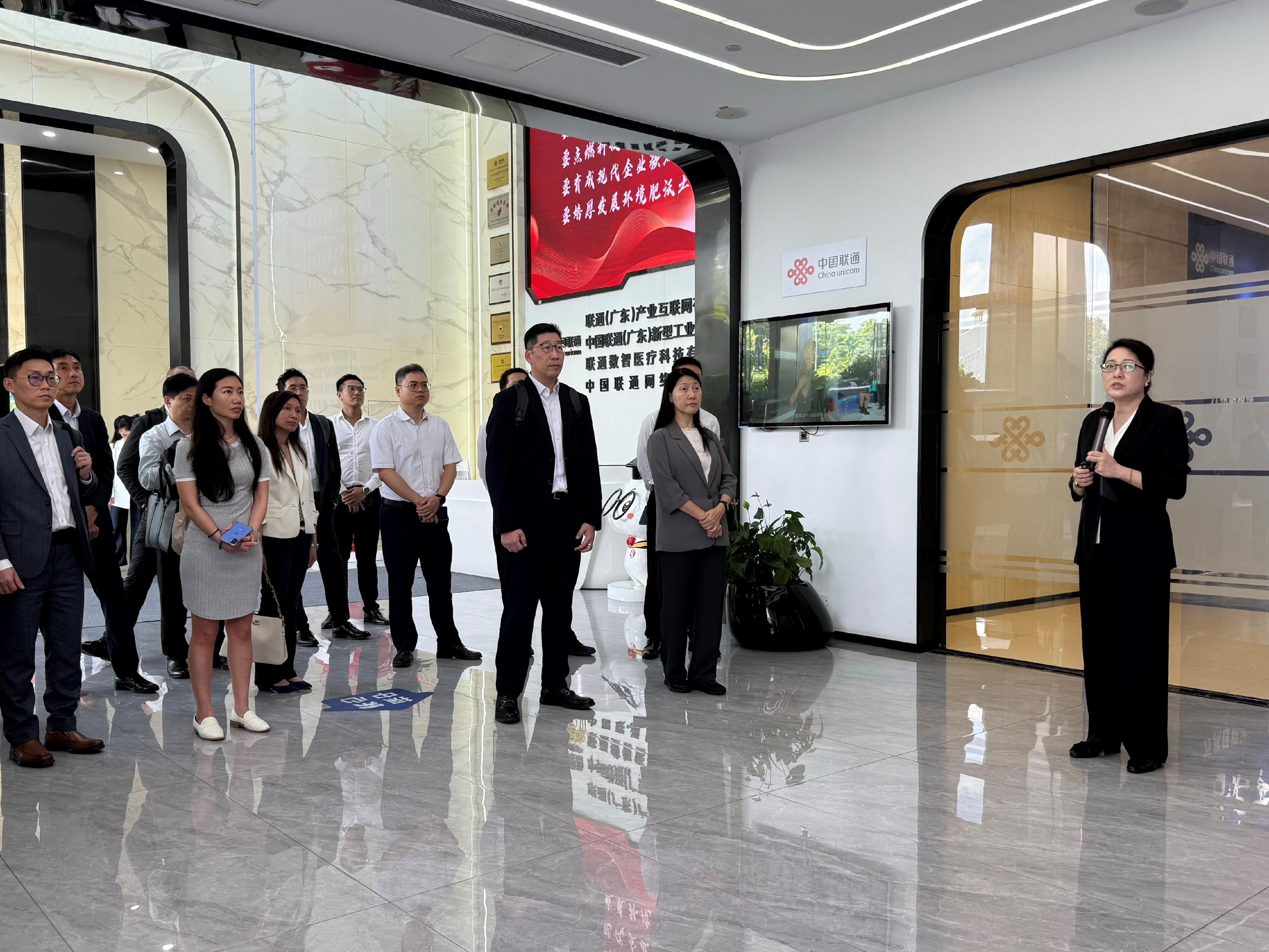 The Acting Commissioner for Digital Policy, Mr Daniel Cheung (third right), and the Hong Kong delegation of the Hong Kong/Guangdong Expert Group on Co-developing a Smart City Cluster visit the Guangdong-Hong Kong-Macao Greater Bay Area Data Special Zone Innovation Cooperation Center in Guangzhou today (May 28).