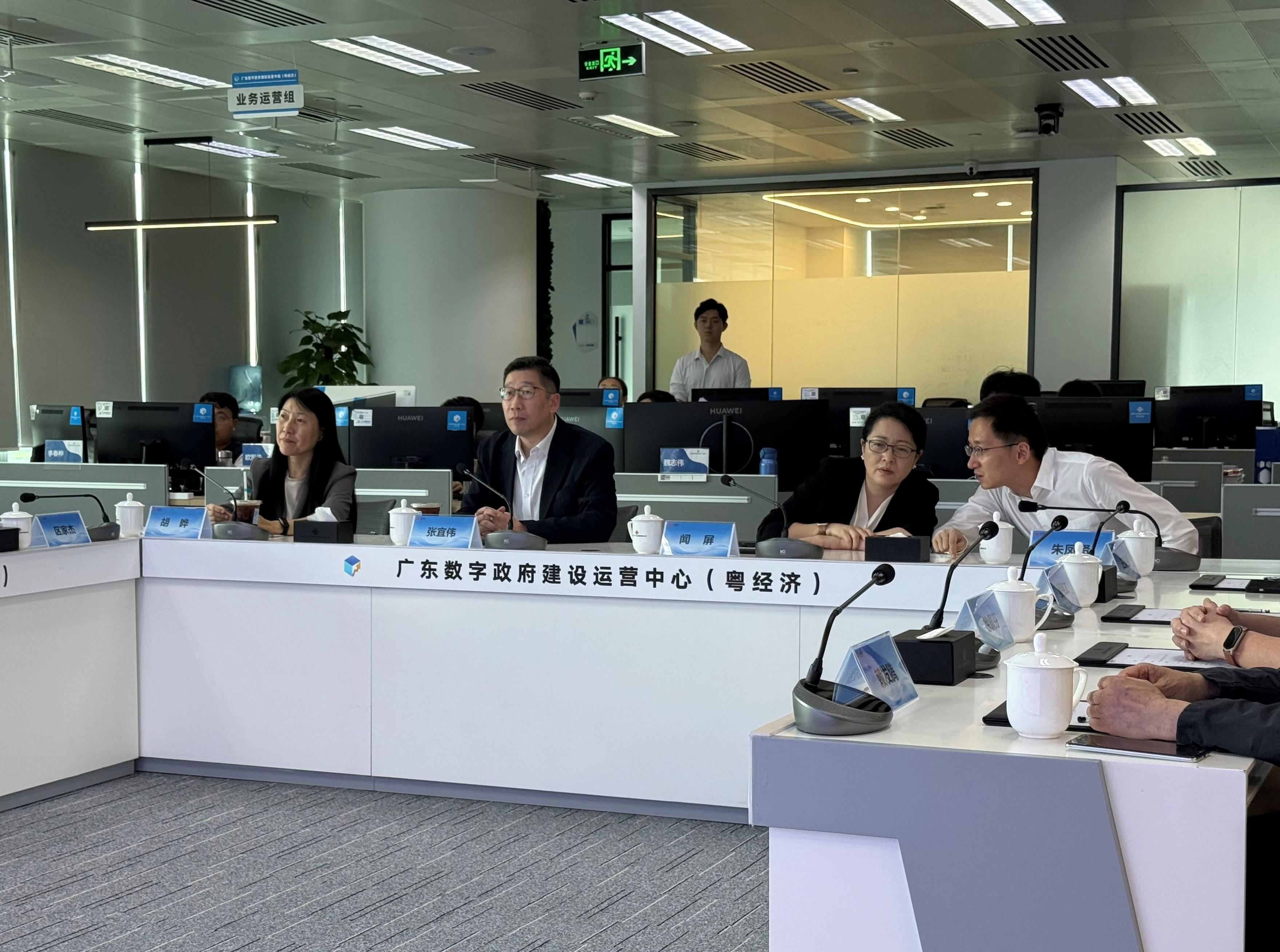 The Acting Commissioner for Digital Policy, Mr Daniel Cheung (second left), and the Hong Kong delegation of the Hong Kong/Guangdong Expert Group on Co-developing a Smart City Cluster visit the Guangdong Digital Government Construction and Operation Center (Yuet Gingzai) in Guangzhou today (May 28).