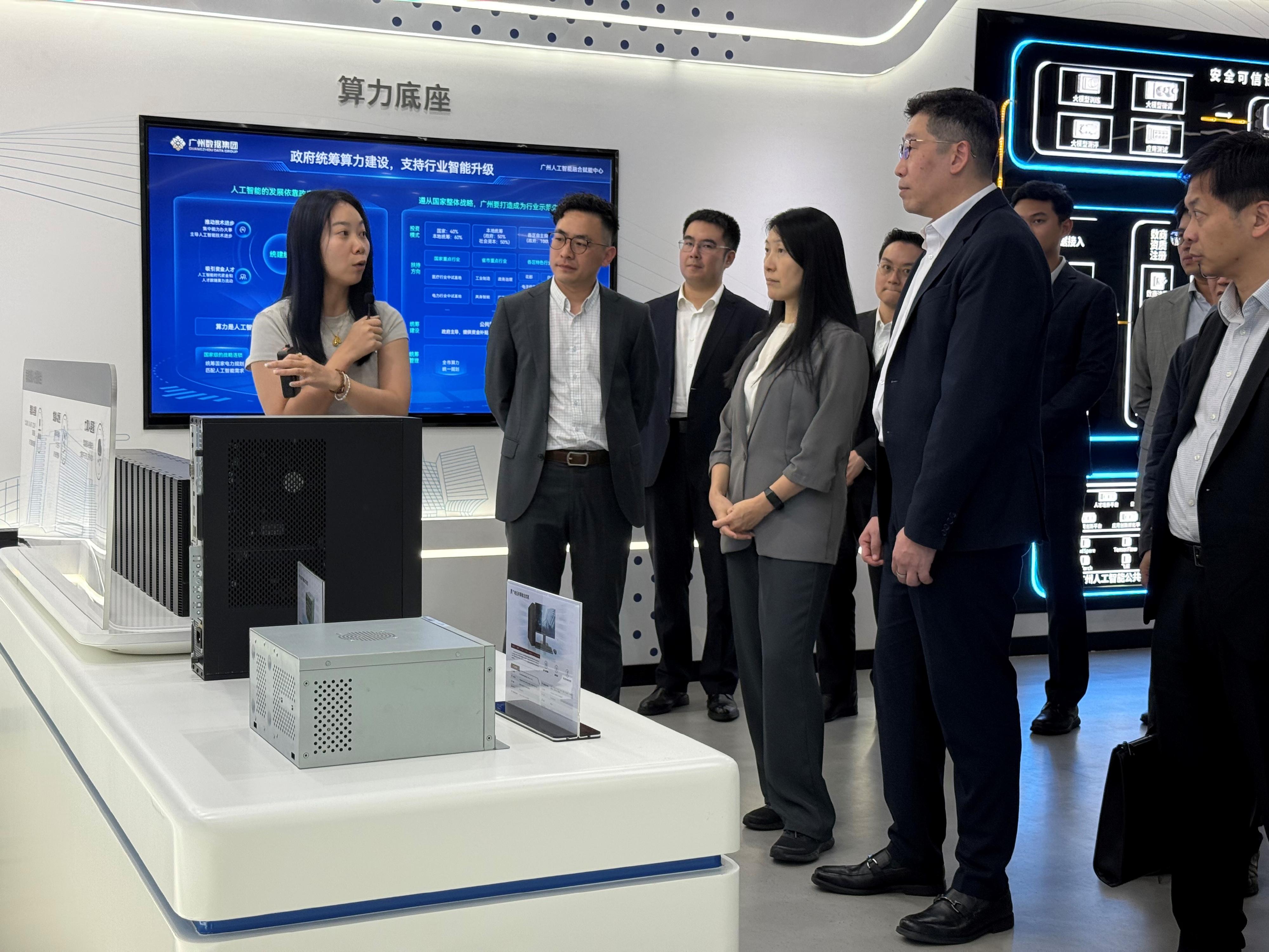 The Acting Commissioner for Digital Policy, Mr Daniel Cheung (second right), and the Hong Kong delegation of the Hong Kong/Guangdong Expert Group on Co-developing a Smart City Cluster visit the Guangzhou AI Integration and Empowerment Center in Guangzhou today (May 28).