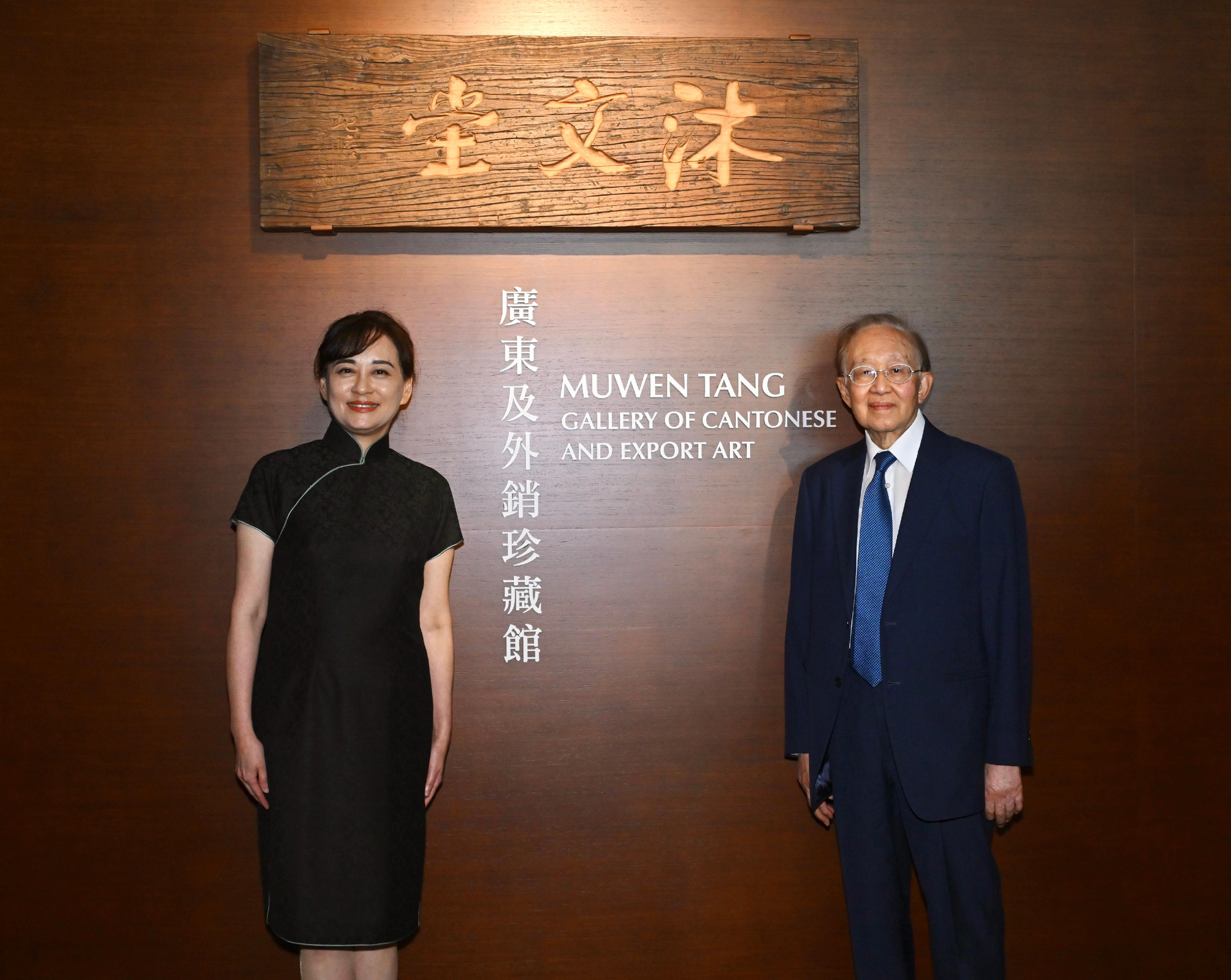 The opening of the "Proudly from Canton: The Muwen Tang Collection of Cantonese and Export Art" exhibition and the donation and gallery inauguration ceremony was held today (May 28) at the Hong Kong Museum of Art (HKMoA). Photo shows the Museum Director of the HKMoA, Dr Maria Mok (left), and the founder of the Muwen Tang collection, Dr Simon Kwan (right), at the gallery entrance.