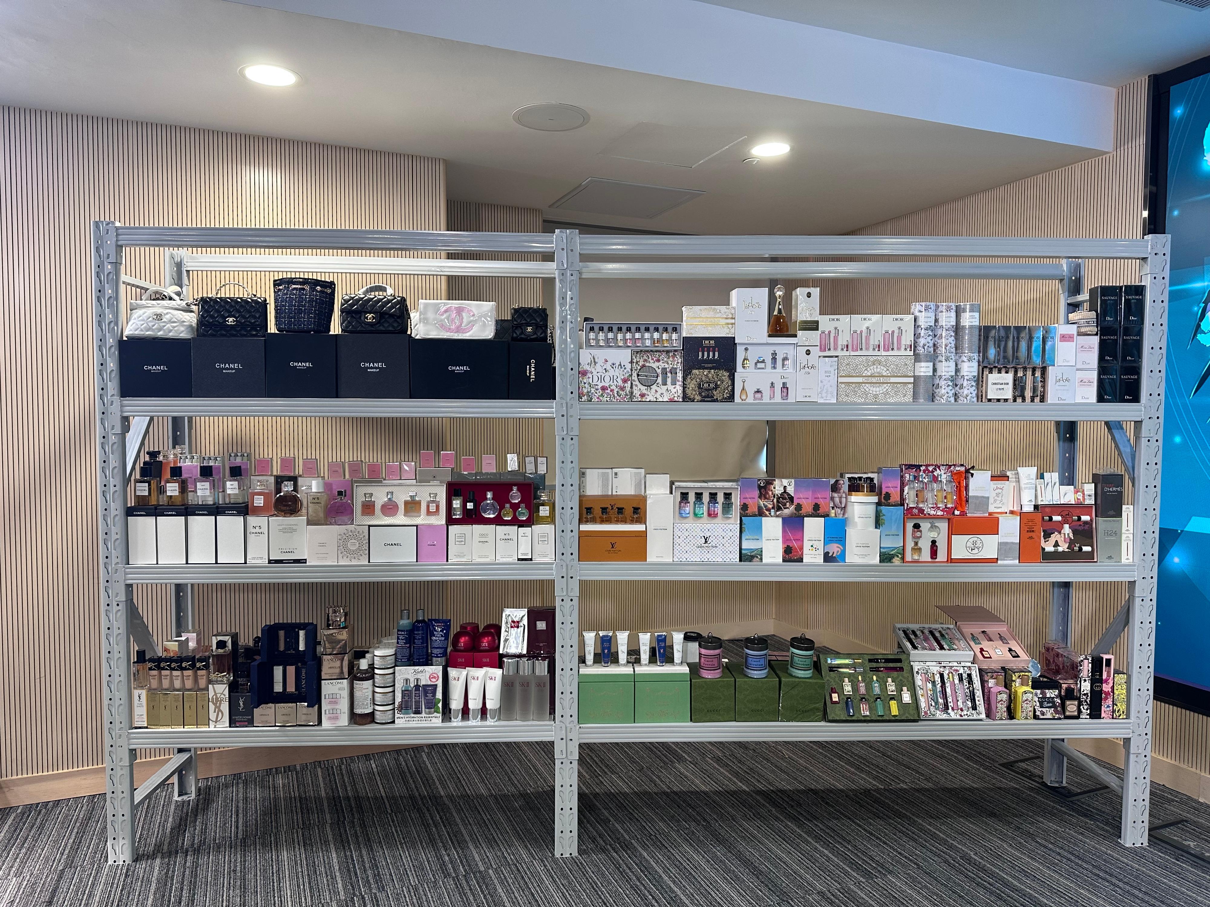 香港海關五月二十六日展開特別執法行動，偵破一宗透過網上店鋪售賣冒牌香水和護膚品案件，檢獲共約二千五百件懷疑冒牌物品，估計市值共約一百五十萬元。圖示部分檢獲的懷疑冒牌貨物。
