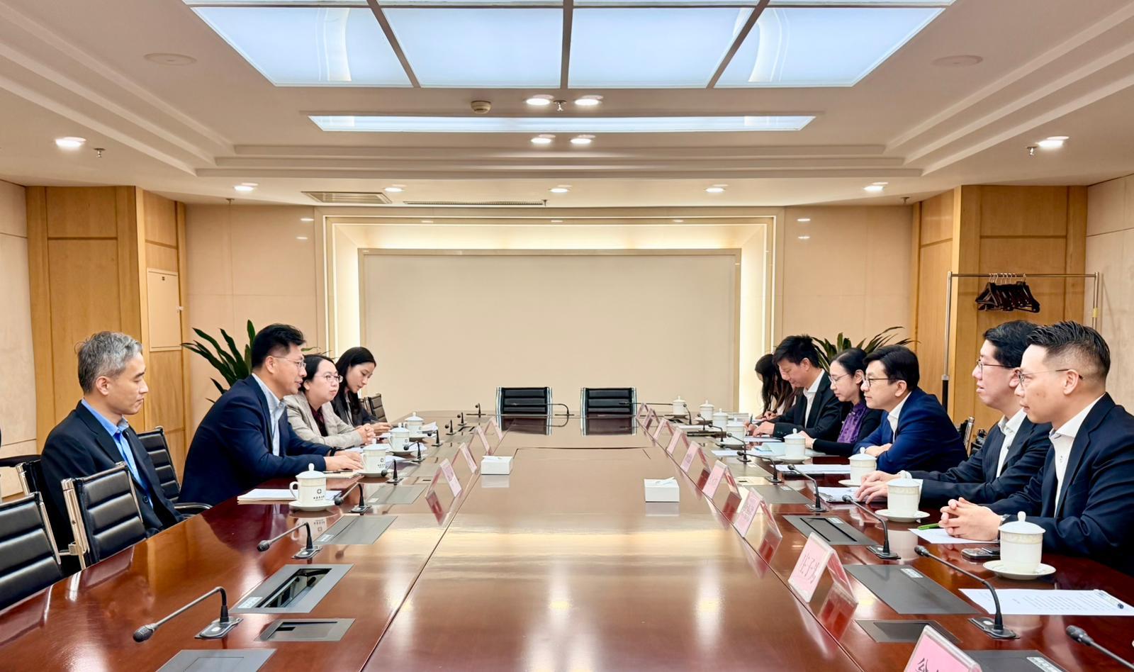 勞工及福利局局長孫玉菡今日(五月二十八日)結束為期三天的北京訪問行程。勞工及福利局常任秘書長劉焱、社會福利署署長杜永恒及勞工處處長許澤森亦有隨行。圖示孫玉菡(右三)、劉焱(右四)、杜永恒(右二)及許澤森(右五)五月二十六日與商務部對外投資和經濟合作司司長趙春峰(左二)會面,就勞工議題交換意見。
