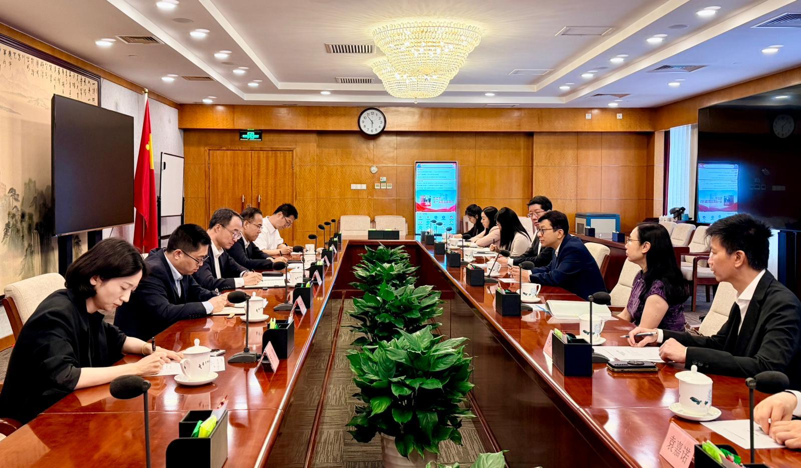 The Secretary for Labour and Welfare, Mr Chris Sun, today (May 28) concluded his three-day visit to Beijing. The Permanent Secretary for Labour and Welfare, Ms Alice Lau; the Director of Social Welfare, Mr Edward To; and the Commissioner for Labour, Mr Sam Hui, also joined the visit. Photo shows Mr Sun (third right), Ms Lau (second right), Mr To (fourth right), and Mr Hui (first right) meeting with Secretary of the Secretariat of the All-China Federation of Trade Unions Mr Wang Junwei (third left), on May 26 to strengthen ties of both sides on issues related to labour affairs.