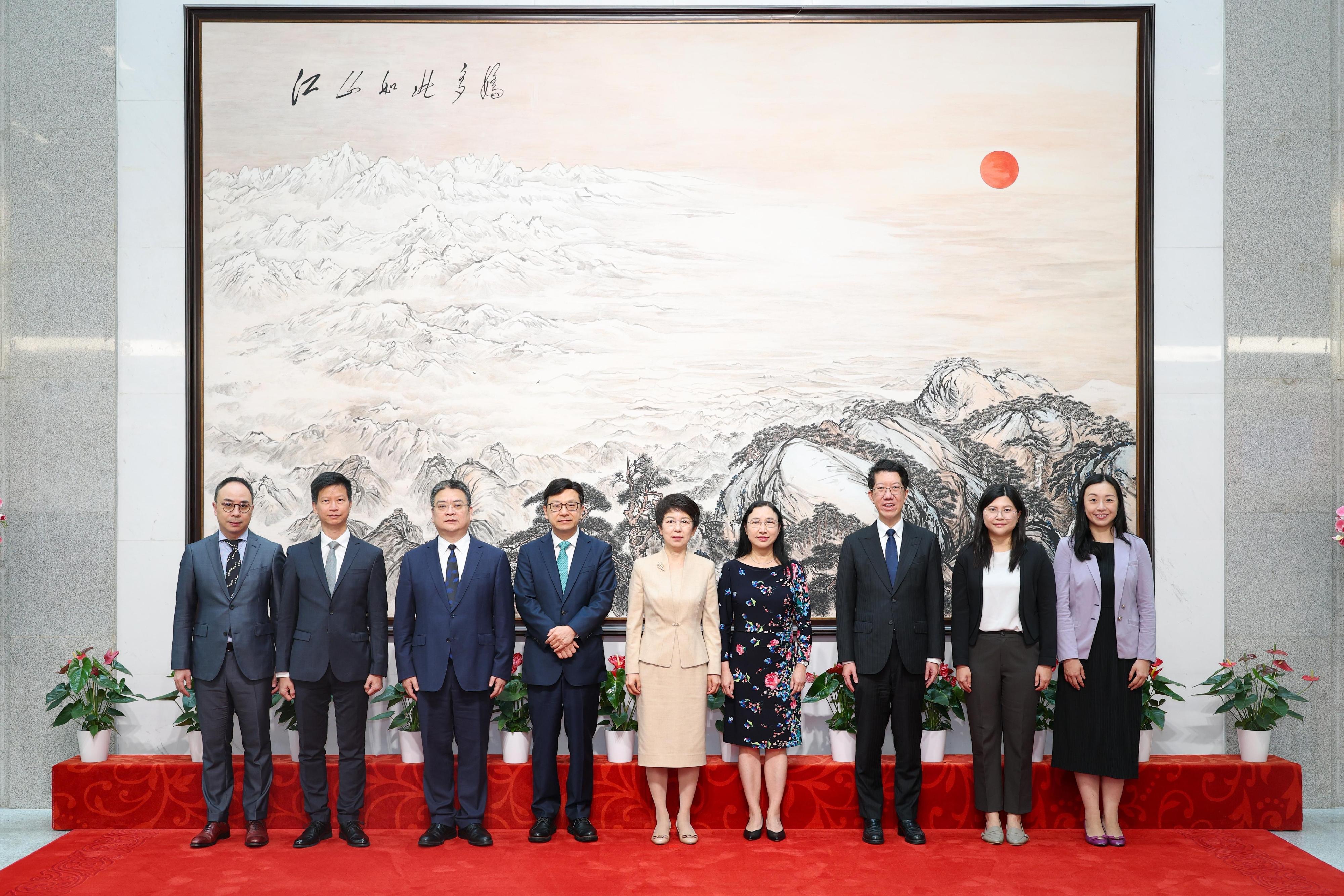 The Secretary for Labour and Welfare, Mr Chris Sun, today (May 28) concluded his three-day visit to Beijing. The Permanent Secretary for Labour and Welfare, Ms Alice Lau; the Director of Social Welfare, Mr Edward To; and the Commissioner for Labour, Mr Sam Hui, also joined the visit. Photo shows Mr Sun (fourth left), Ms Lau (fourth right), Mr To (third right), and Mr Hui (second left) with Deputy Director of the Hong Kong and Macao Work Office of CPC Central Committee and Hong Kong and Macao Affairs Office of State Council Ms Zhang Dongmei (centre) yesterday (May 27). During the meeting, Mr Sun reported on the work and progress of social welfare, elderly services and poverty alleviation in Hong Kong.