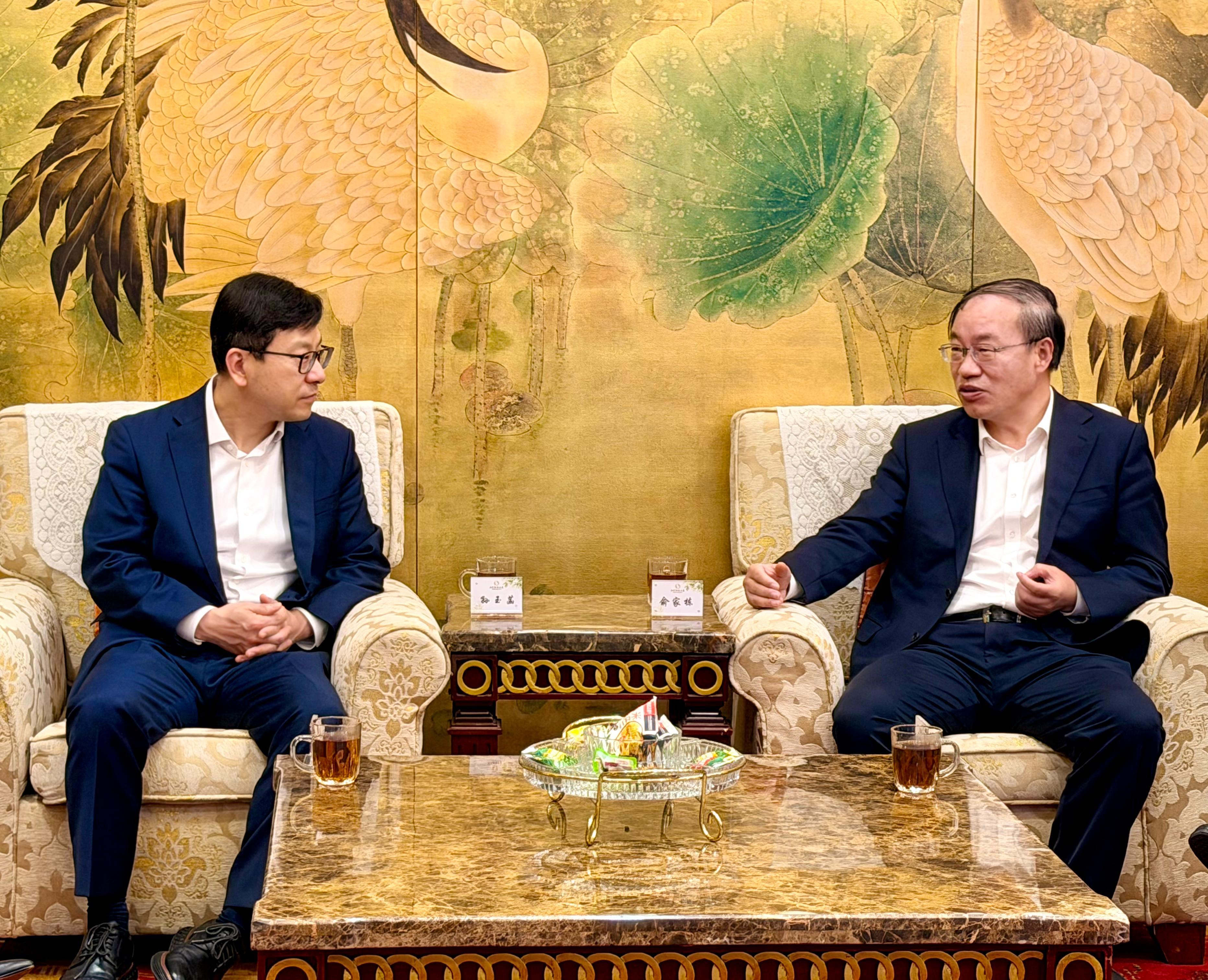 The Secretary for Labour and Welfare, Mr Chris Sun, today (May 28) concluded his three-day visit to Beijing. The Permanent Secretary for Labour and Welfare, Ms Alice Lau; the Director of Social Welfare, Mr Edward To; and the Commissioner for Labour, Mr Sam Hui, also joined the visit. Photo shows Mr Sun (left) meeting with Vice Minister of Human Resources and Social Security Mr Yu Jiadong (right) yesterday (May 27), sharing the Hong Kong Special Administrative Region Government's latest initiatives and achievements in attracting talent.
