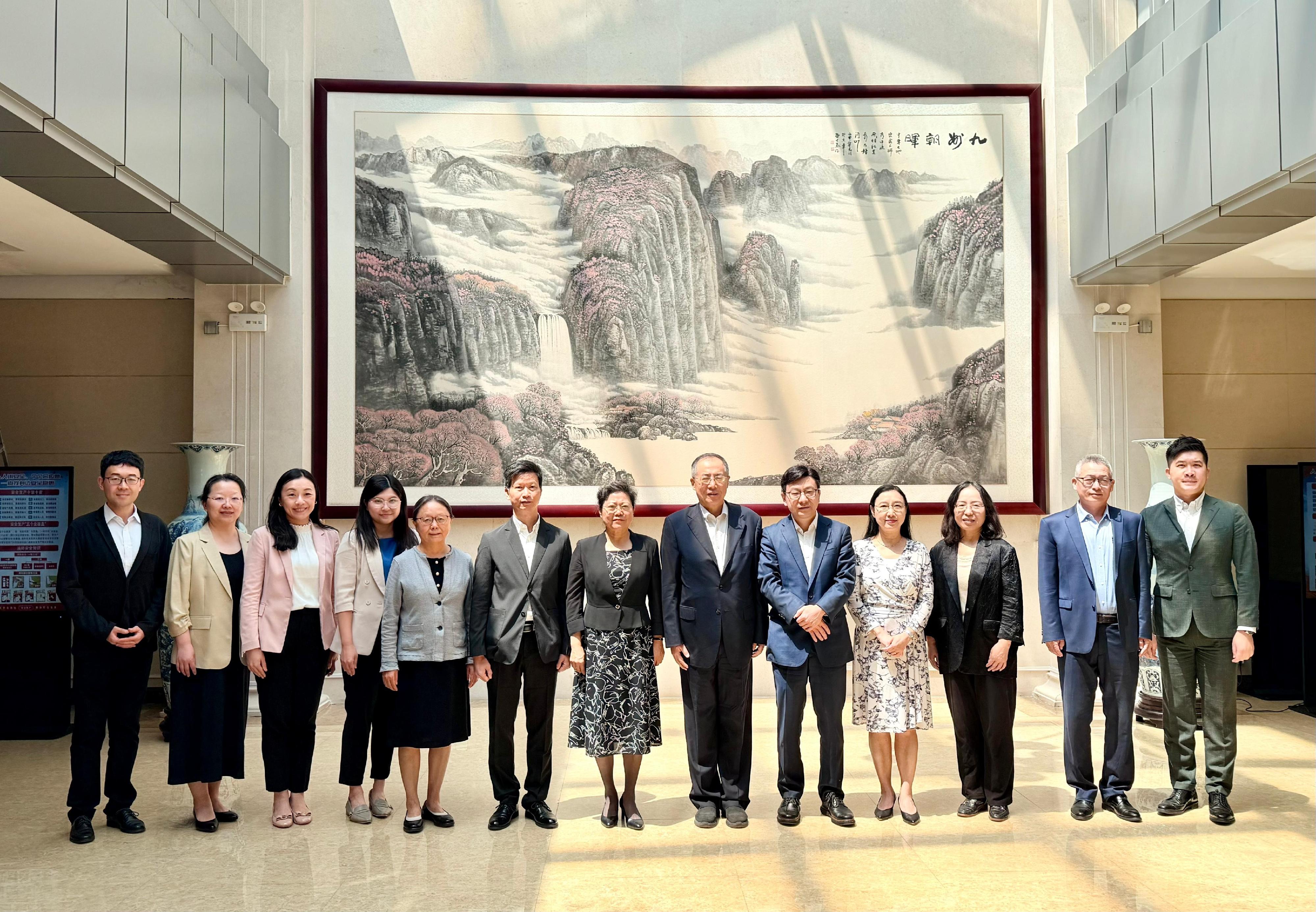 The Secretary for Labour and Welfare, Mr Chris Sun, today (May 28) concluded his three-day visit to Beijing. The Permanent Secretary for Labour and Welfare, Ms Alice Lau; the Director of Social Welfare, Mr Edward To; and the Commissioner for Labour, Mr Sam Hui, also joined the visit. Photo shows Mr Sun (fifth right), Ms Lau (fourth right), and Mr Hui (sixth left) with the Executive Vice-President and Secretary-General of the China Enterprise Confederation, Mr Zhu Hongren (sixth right), today.