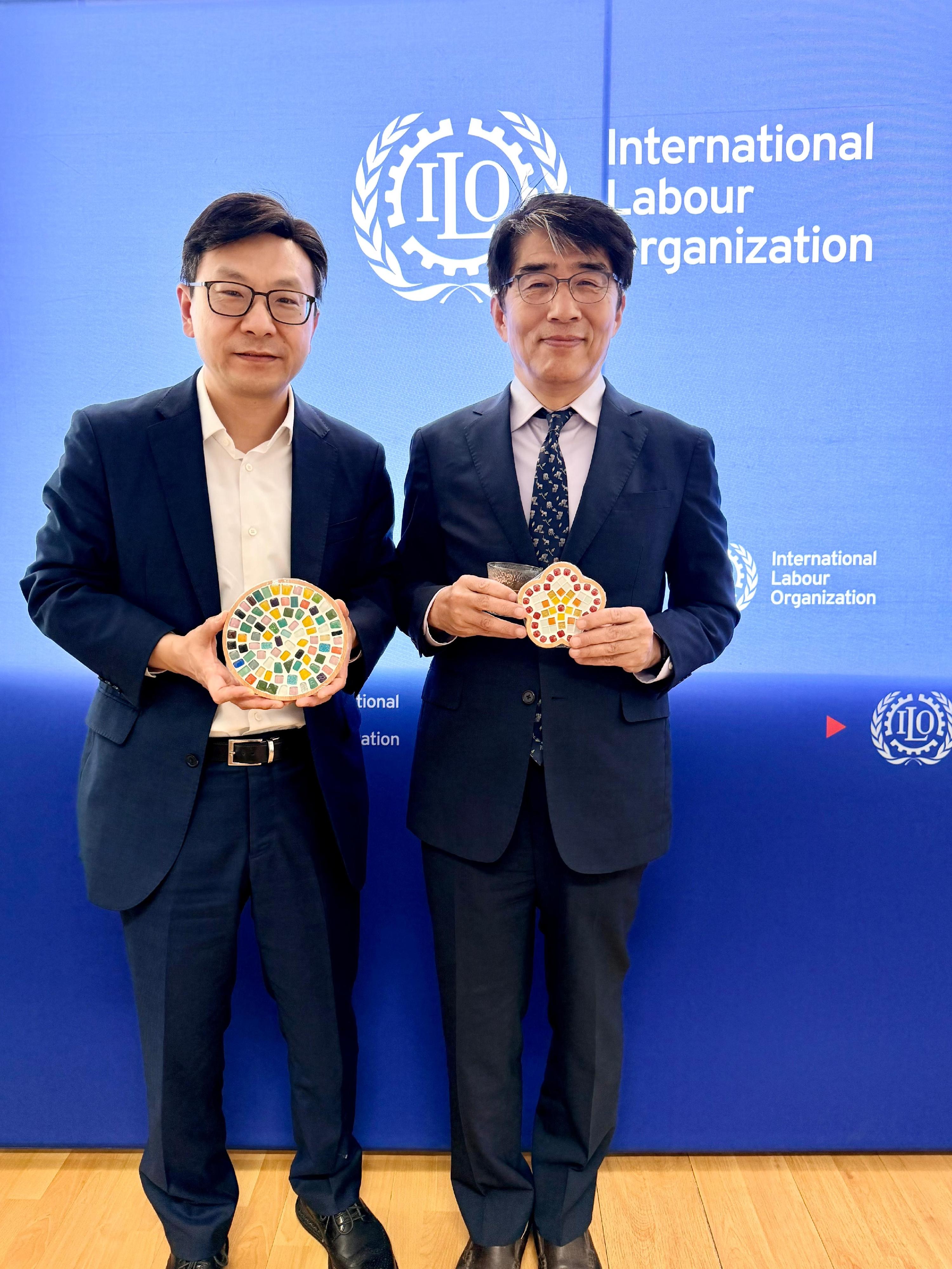 The Secretary for Labour and Welfare, Mr Chris Sun, today (May 28) concluded his three-day visit to Beijing. The Permanent Secretary for Labour and Welfare, Ms Alice Lau; the Director of Social Welfare, Mr Edward To; and the Commissioner for Labour, Mr Sam Hui, also joined the visit. Photo shows Mr Sun (left) presenting a souvenir made by persons with disabilities in Hong Kong to the Director of the International Labour Organization Country Office for China and Mongolia, Dr Lee Changhee (right), today.