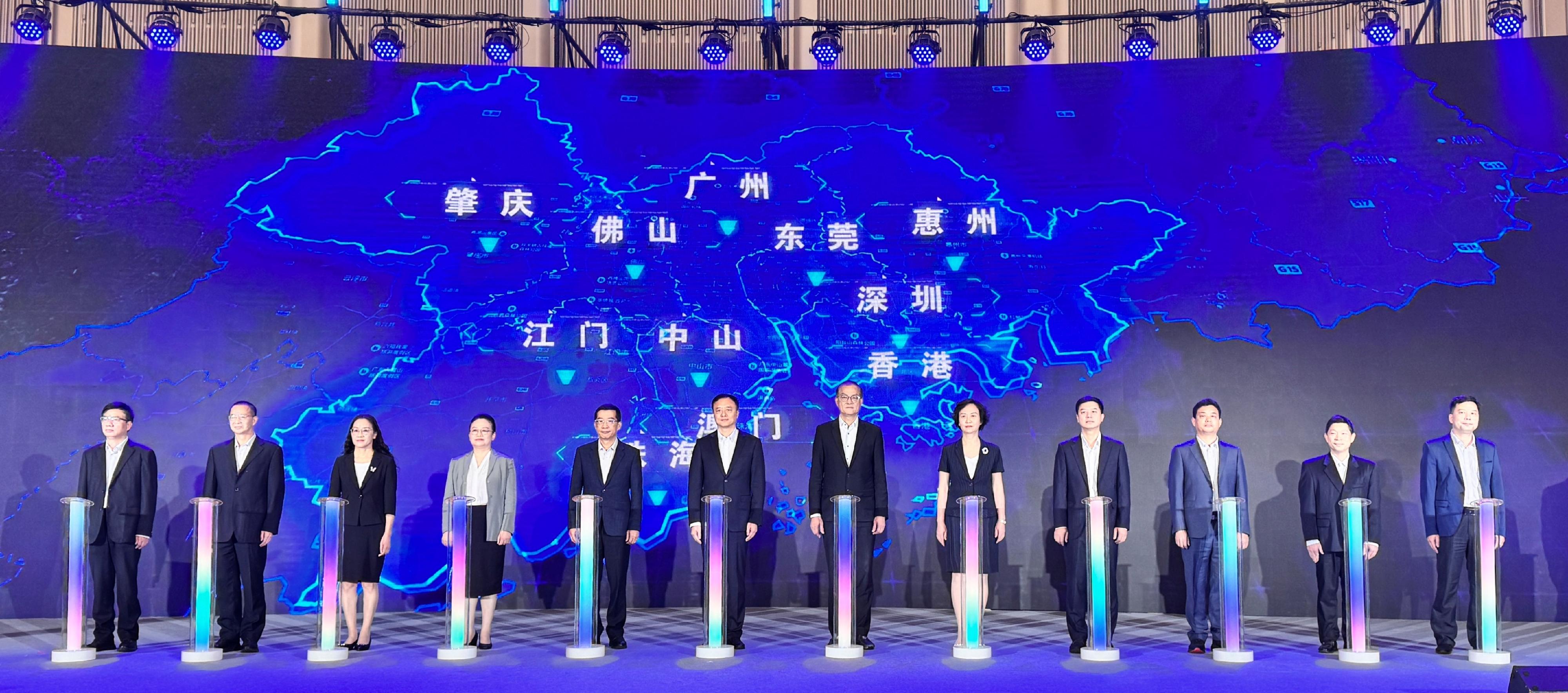 The Secretary for Health, Professor Lo Chung-mau, was invited to lead a delegation to attend the 39th World No Tobacco Day event in Shenzhen today (May 28). Photo shows Professor Lo (sixth right) joining representatives of other cities of the Guangdong-Hong Kong-Macao Greater Bay Area in initiating the joint statement themed "United in Building the Dream of a 'Smoke-free Bay Area' - Joining Hands for a Healthy Future".