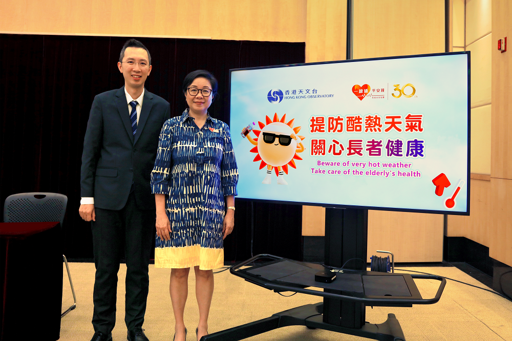 香港天文台署理助理台長蔡振榮(左)和長者安居協會行政總裁王虹虹(右)今日(五月二十八日)主持聯合記者會,提醒市民為夏季酷熱天氣做好準備。