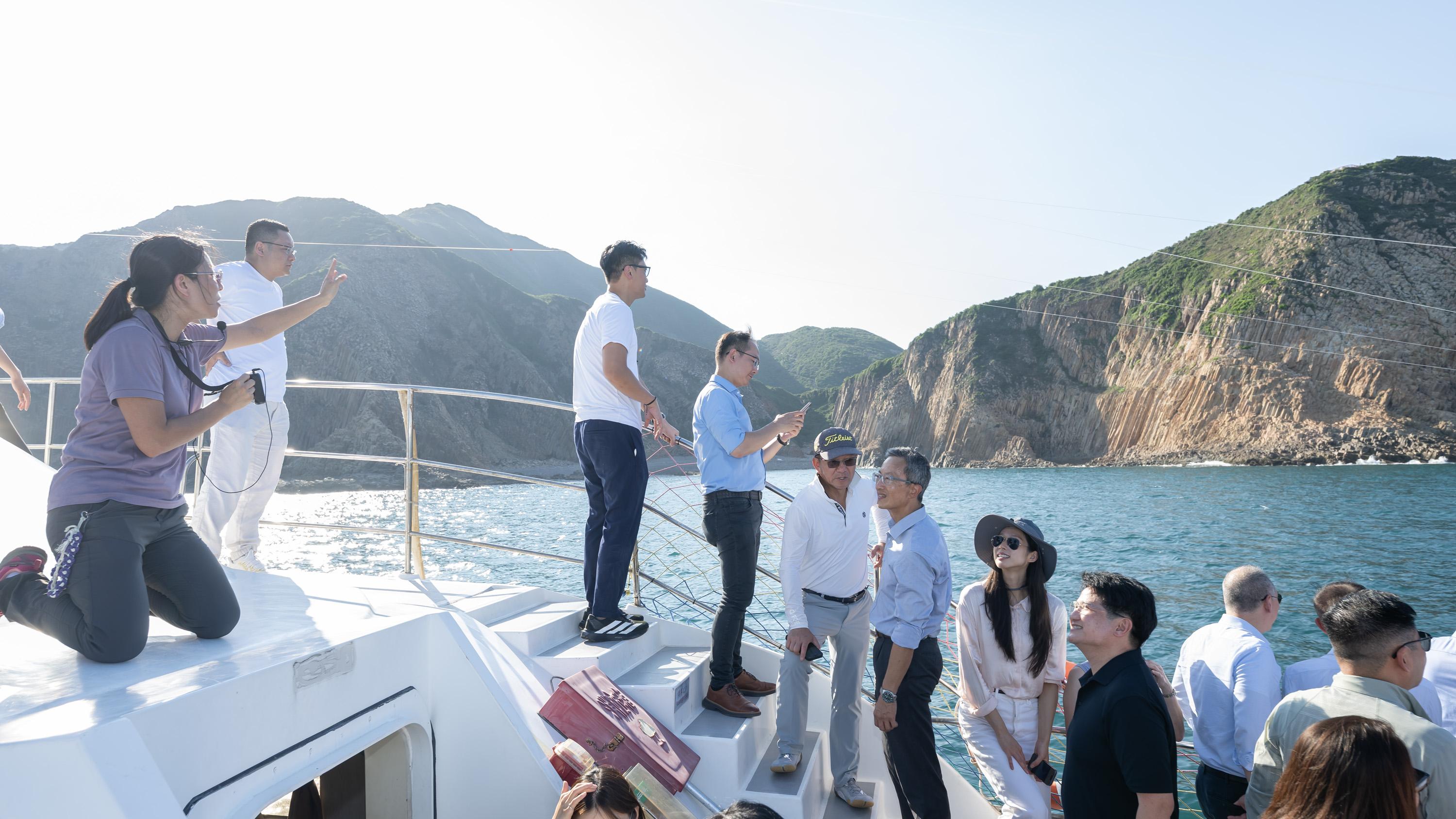 立法會研究「生態+旅遊」事宜小組委員會今日(五月二十八日)乘船從水路考察西貢東郊野公園一帶海岸。圖示議員在船上近岸觀看在香港聯合國教科文組織世界地質公園的六角形火山岩柱群。