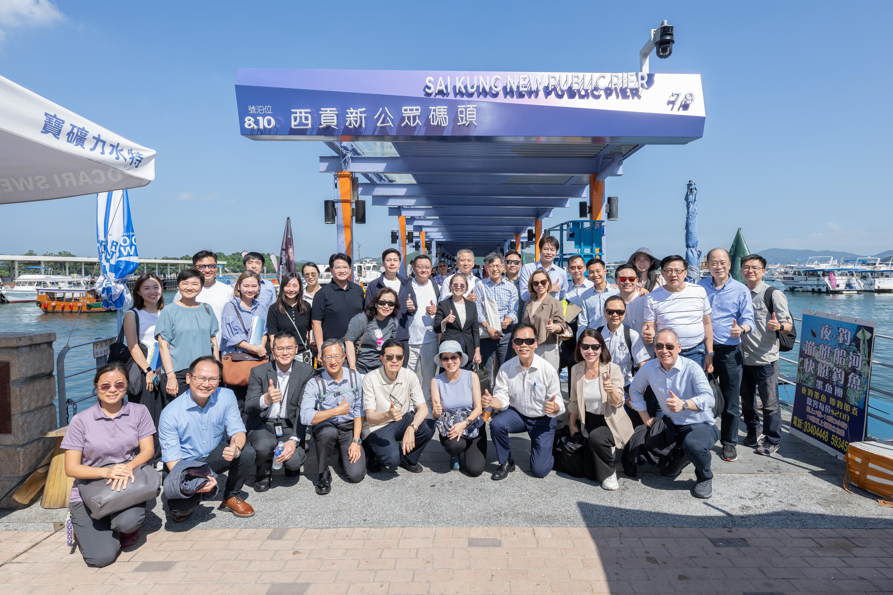The Legislative Council Subcommittee to Study Matters Relating to "Ecology + Tourism" visited the coastline near Sai Kung East Country Park by boat today (May 28). Photo shows Members with representatives of the Government at Sai Kung Pier. 
