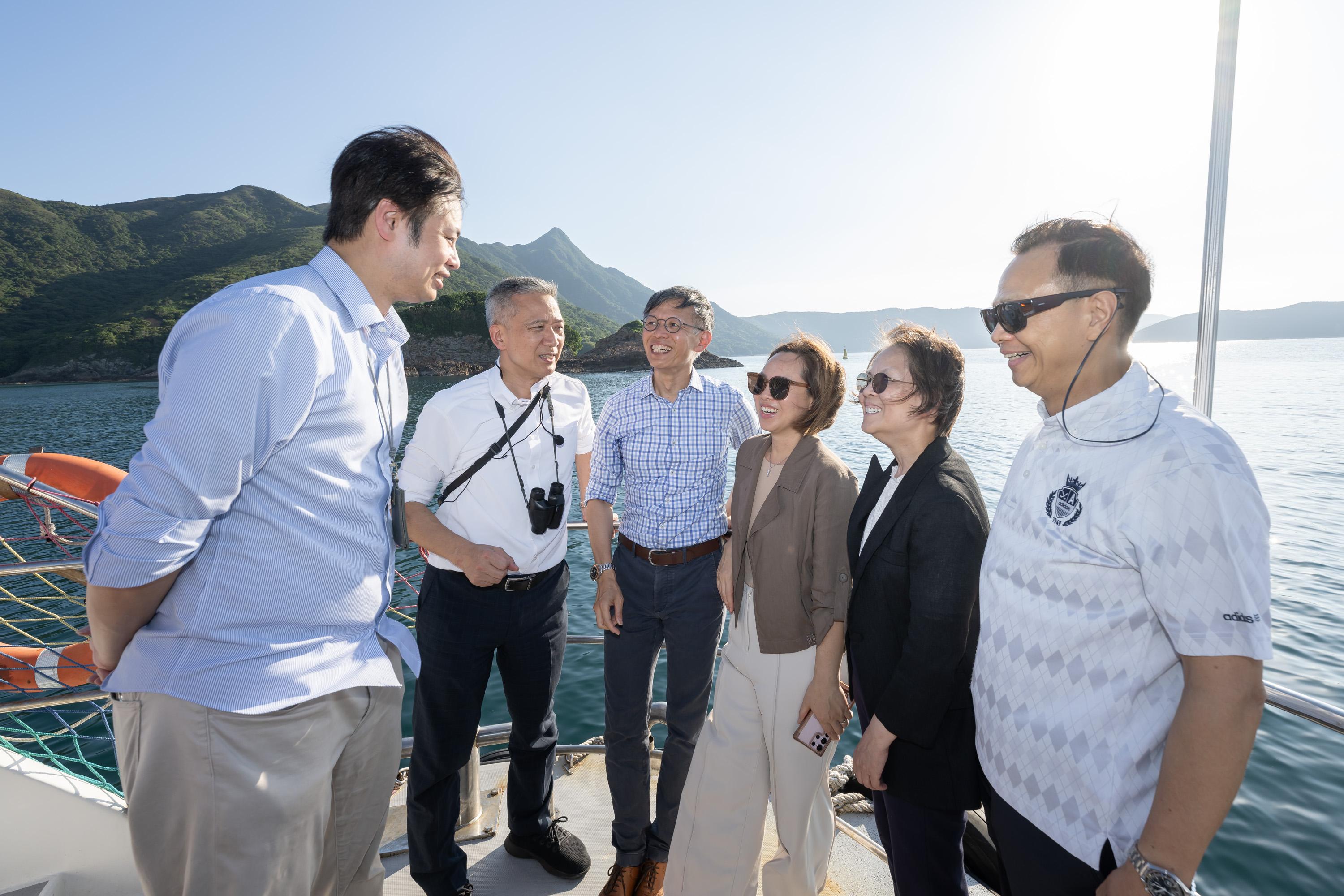 The Legislative Council Subcommittee to Study Matters Relating to "Ecology + Tourism" visited the coastline near Sai Kung East Country Park by boat today (May 28). Photo shows the Chairman of the Subcommittee, Mr Yiu Pak-leung (second left), the Deputy Chairman, Mr Steven Ho (first left), and other Members exchanging views with the Under Secretary for Environment and Ecology, Miss Diane Wong (second right), the Director of Agriculture, Fisheries and Conservation, Mr Mickey Lai (third left) on leveraging Hong Kong's natural tourism resources.
