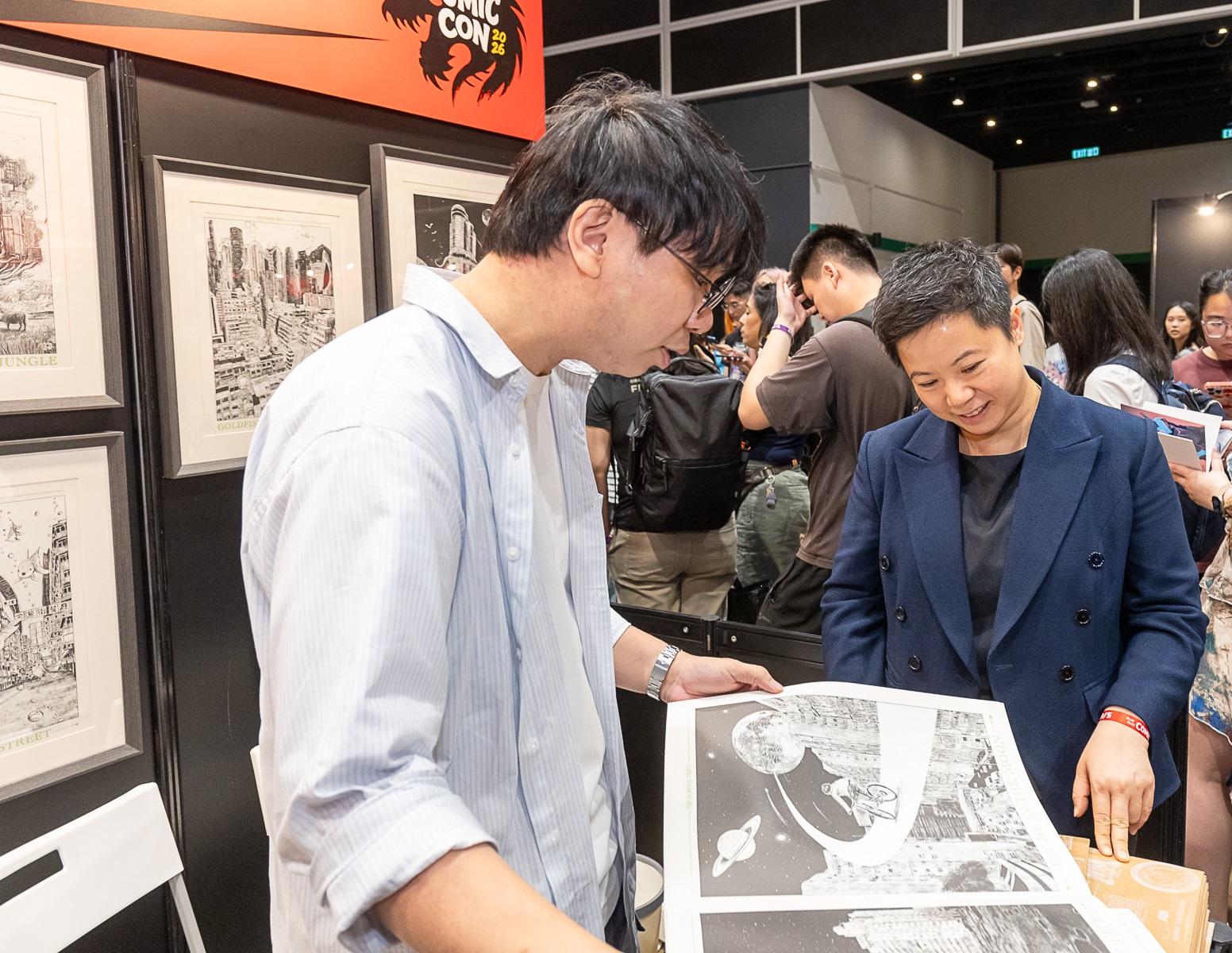 Artist Alley, a dedicated zone set up within Hong Kong Comic Con 2026, was launched today (May 29) at the Hong Kong Convention and Exhibition Centre. Sponsored by the Cultural and Creative Industries Development Agency under the Culture, Sports and Tourism Bureau, Artist Alley runs until May 31. Photo shows the Commissioner for Cultural and Creative Industries, Miss Drew Lai (right), having an exchange with a local artist.