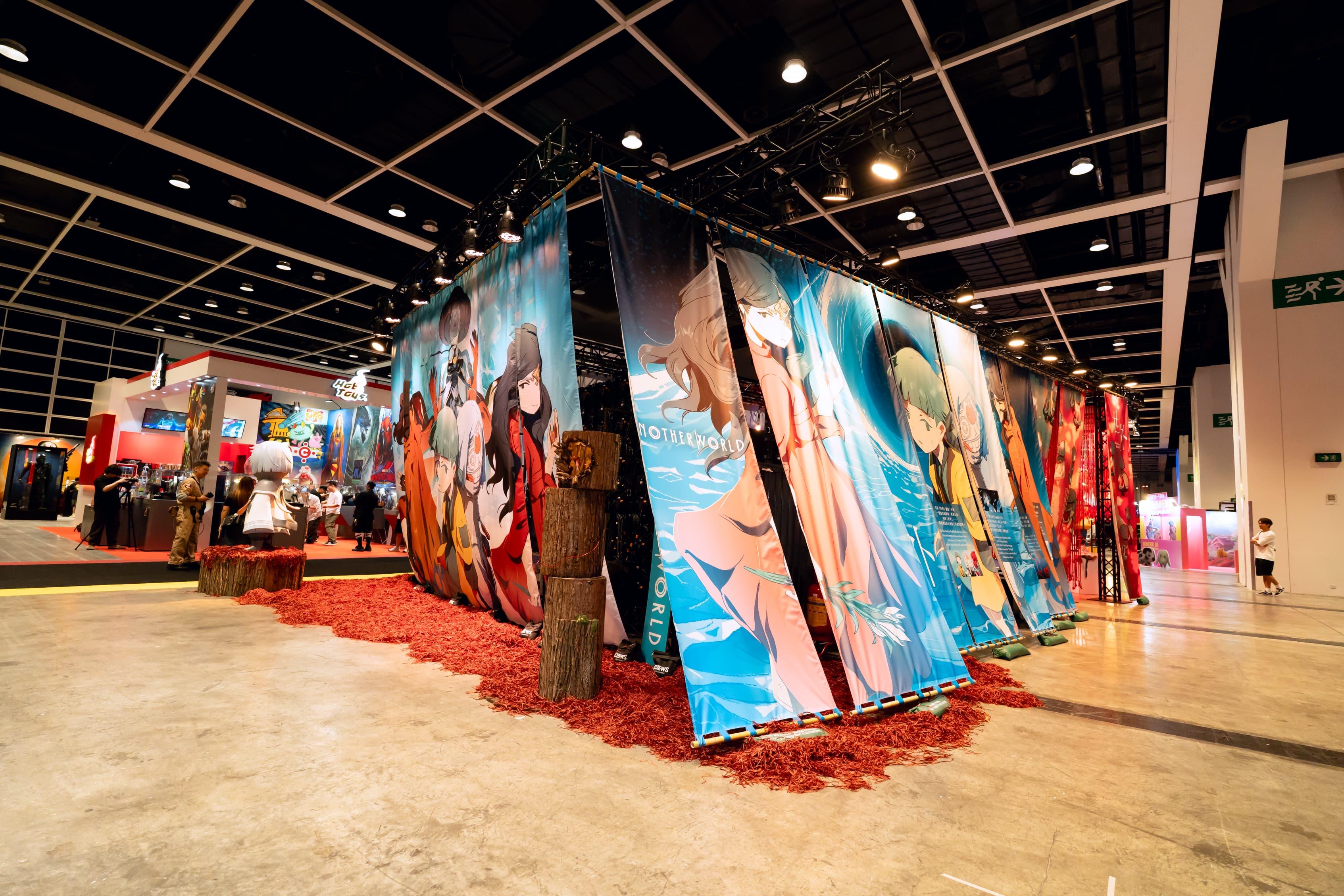 香港國際動漫展2026場內的創作藝廊展區今日(五月二十九日)在香港會議展覽中心開幕。創作藝廊由文化體育及旅遊局轄下文創產業發展處(文創處)資助,展期至五月三十一日。圖示由文創處資助的文化知識產權項目「世外常在」的專題展館。