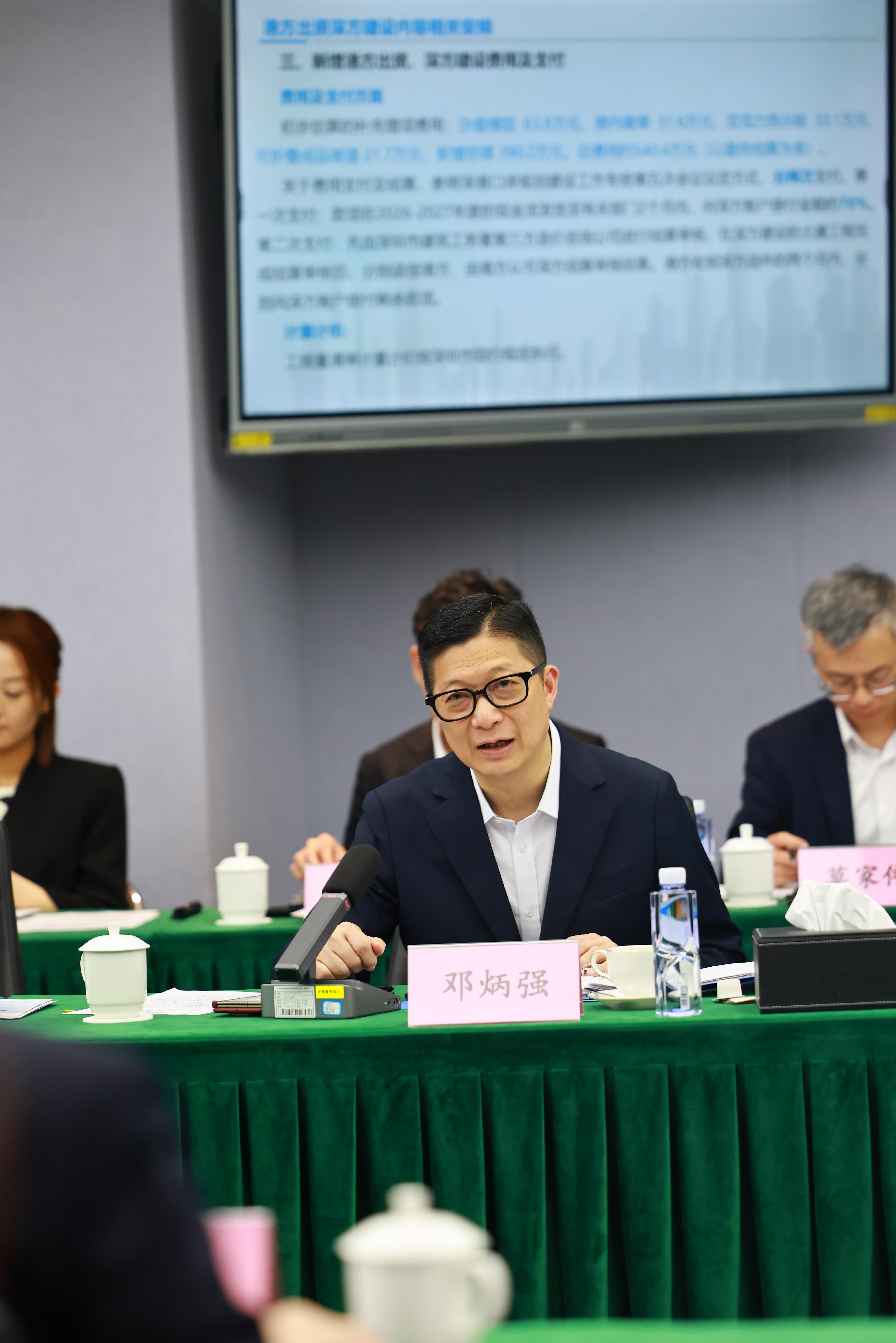 保安局局長鄧炳強率領香港特別行政區政府代表團,與深圳市人民政府副市長羅晃浩率領的深圳市政府代表團,今日(五月二十九日)在深圳市舉行「港深口岸規劃建設工作專班」會議。圖示鄧炳強在會議中發言。