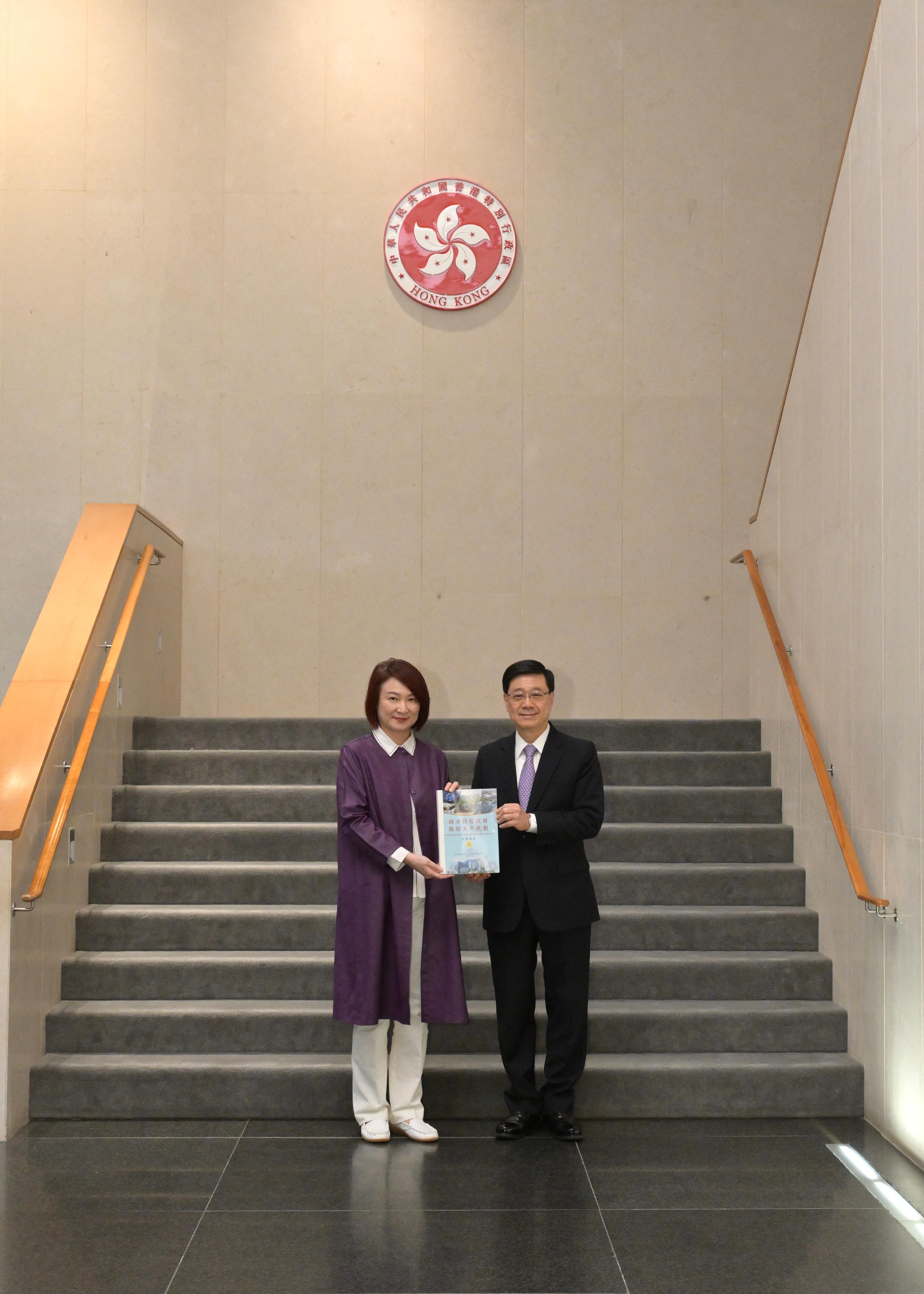 行政長官李家超今日(五月二十九日)在行政長官辦公室聽取立法會議員在政府和立法會協同研究及意見收集機制下,就香港第一個五年規劃的工作結果。圖示李家超(右)與立法會主席李慧琼(左)合照。