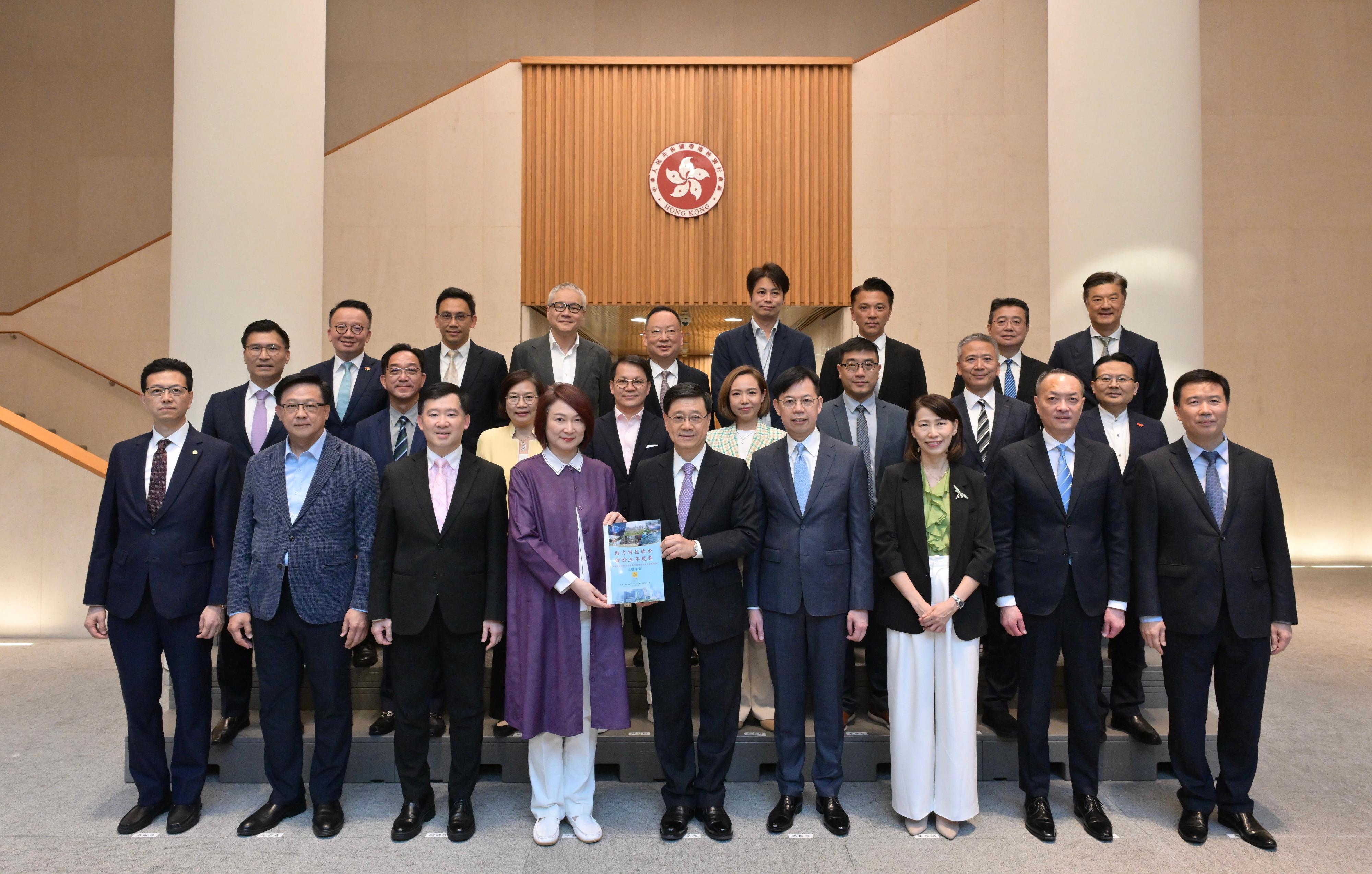 行政長官李家超今日(五月二十九日)在行政長官辦公室聽取立法會議員在政府和立法會協同研究及意見收集機制下,就香港第一個五年規劃的工作結果。圖示李家超(前排中)、署理政制及內地事務局局長胡健民(前排左三)和行政長官辦公室主任葉文娟(前排右三)與立法會主席李慧琼(前排左四)、內務委員會主席陳振英(前排右四)和副主席何君堯(前排左二)、財務委員會主席吳永嘉(前排右二)、立法會香港主動對接國家「十五五」規劃工作小組委員會主席吳秋北(前排左一)和副主席嚴剛(前排右一),以及小組委員會委員合照。
