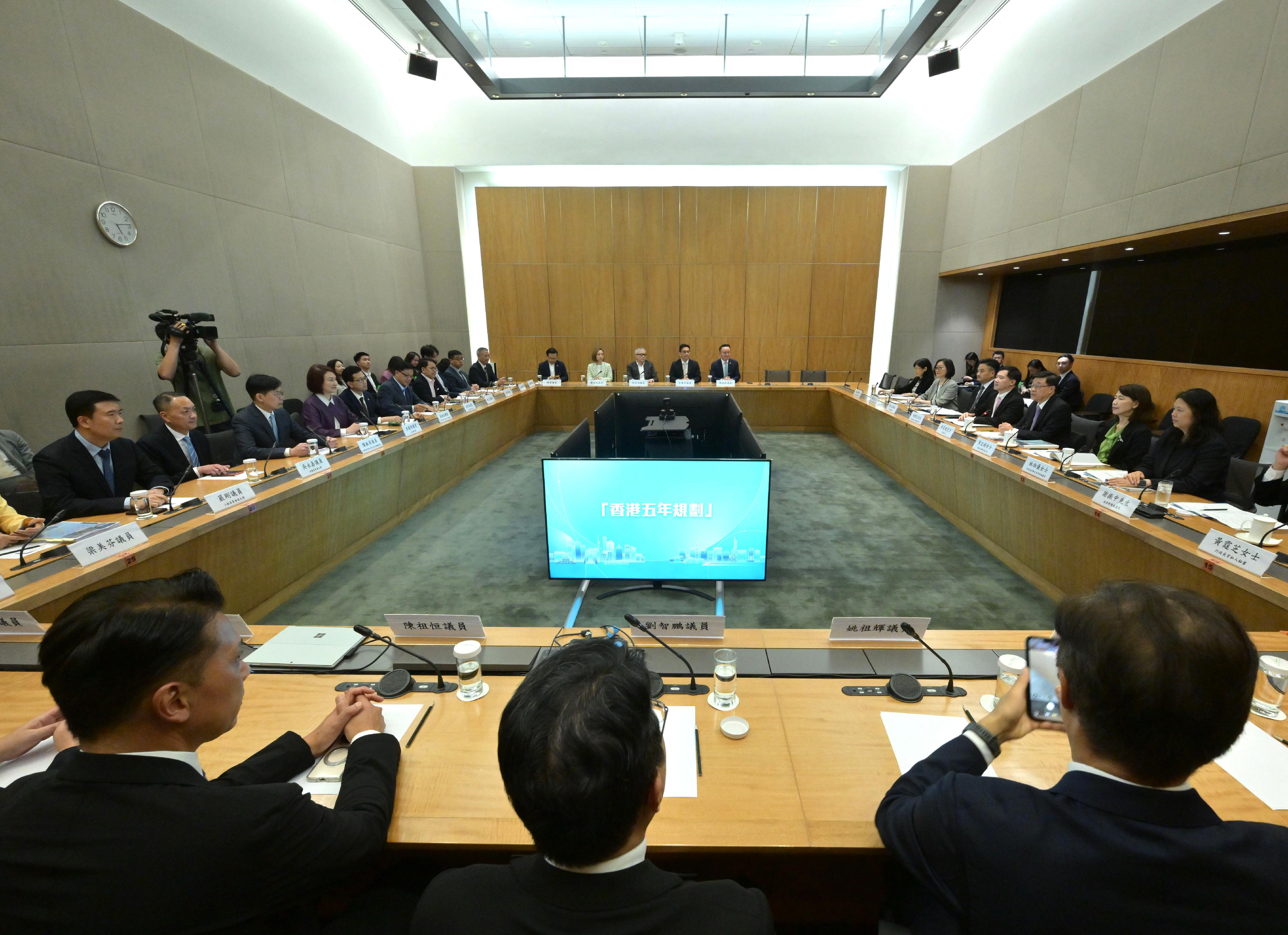 行政長官李家超(右三)今日(五月二十九日)在行政長官辦公室聽取立法會議員在政府和立法會協同研究及意見收集機制下,就香港第一個五年規劃的工作結果。
