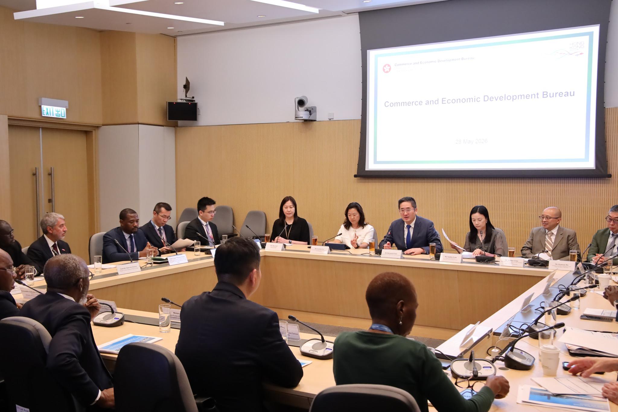 A delegation of 13 overseas government officials completed its visit to Hong Kong today (May 29). Photo shows the delegation meeting with the Under Secretary for Commerce and Economic Development, Dr Bernard Chan (fourth right), to exchange views on strengthening communication and co-operation.