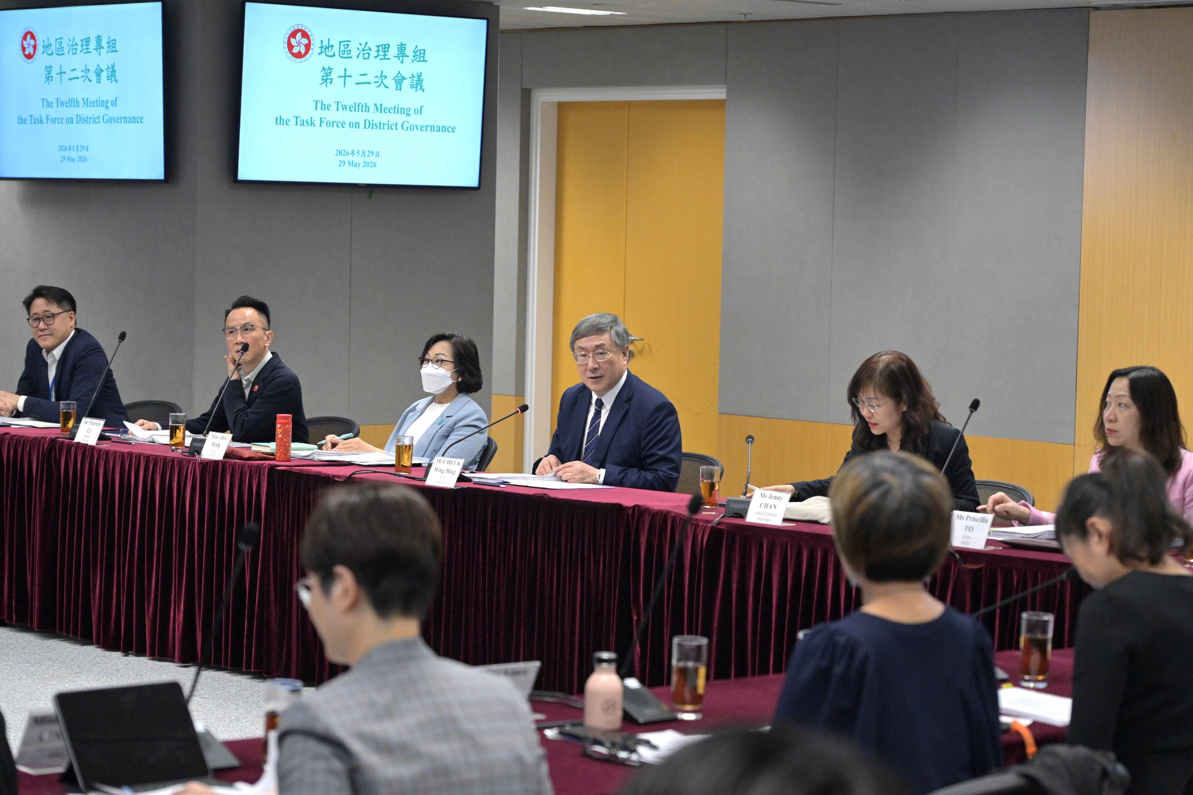 政務司副司長卓永興(右三)今日(五月二十九日)主持「地區治理專組」第十二次會議,按照「地區治理領導委員會」交付的工作,統籌各部門就地區關注的議題制定具體落實措施,並持續檢視工作進度和績效。旁為民政及青年事務局局長麥美娟(左三)。