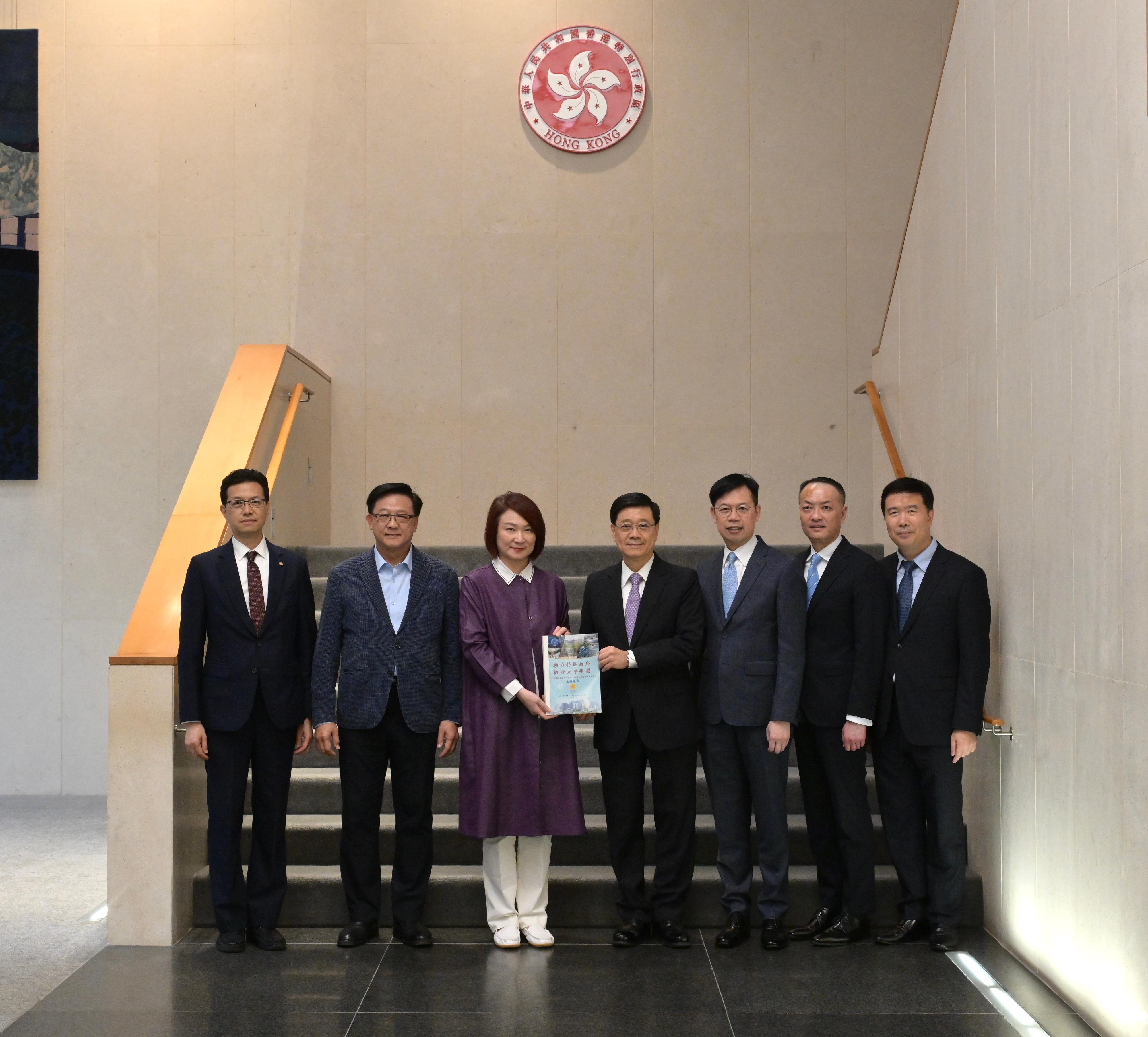 The Chief Executive, Mr John Lee, today (May 29) received the Legislative Council's briefing on its thematic research and views gathered on Hong Kong's five-year plan. Photo shows Mr Lee (centre), with the President of the Legislative Council, Dr Starry Lee (third left); the Chairman of the House Committee, Mr Chan Chun-ying (third right); the Vice-Chairman of the House Committee, Dr Junius Ho (second left), the Chairman of the Finance Committee, Mr Jimmy Ng (second right); the Chairman of the Subcommittee on Hong Kong's Work to Actively Dovetail with the National 15th Five-Year Plan, Mr Stanley Ng (first left); and the Vice-Chairman of the Subcommittee, Mr Erik Yim (first right).