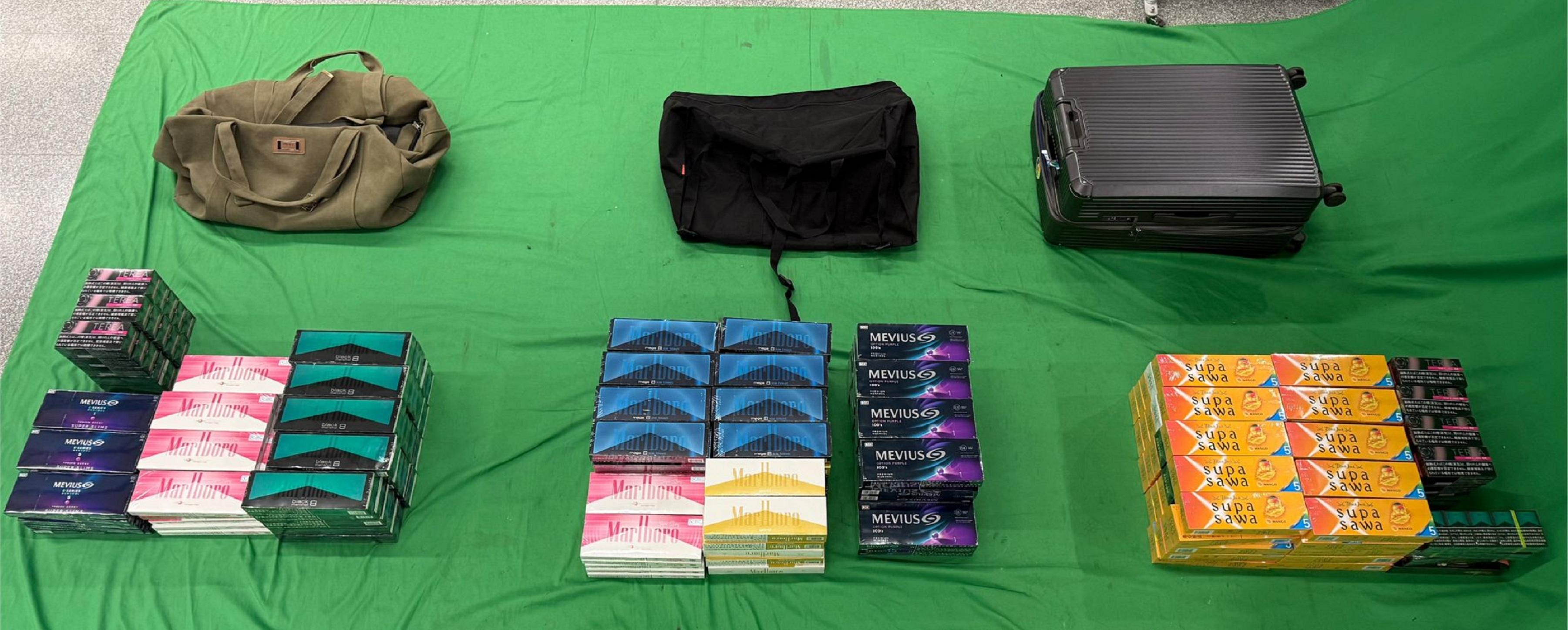 一名入境男旅客因進口未完稅香煙,未有向海關人員作出申報,以及進口另類吸煙產品,違反《應課稅品條例》和《進出口條例》,今日(五月二十九日)在西九龍裁判法院被判處監禁五個月和罰款一千元。圖示檢獲的未完稅香煙及另類吸煙產品。