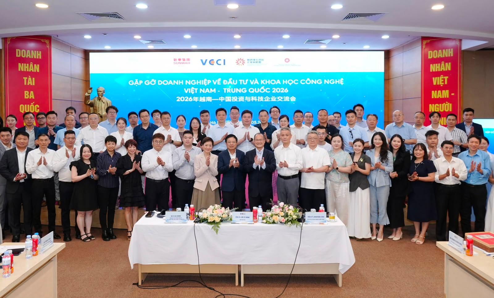 香港駐新加坡經濟貿易辦事處(駐新加坡經貿辦)於五月二十六日在越南河內舉辦了「越南—中國投資與科技企業交流會」。交流會由駐新加坡經貿辦與粵港澳大灣區企業家聯盟(聯盟)、越南工商會合辦,吸引了來自香港、中國內地和越南約160名商界領袖和企業高管出席,共同探討跨境業務擴展與戰略合作。此交流會亦是經貿辦、投資推廣署及香港貿易發展局之「經貿一站通」平台下的活動。圖示駐新加坡經貿辦處長熊佩玲(第一排左十)、聯盟主席蔡冠深博士(第一排右十)與交流會參加者合照。