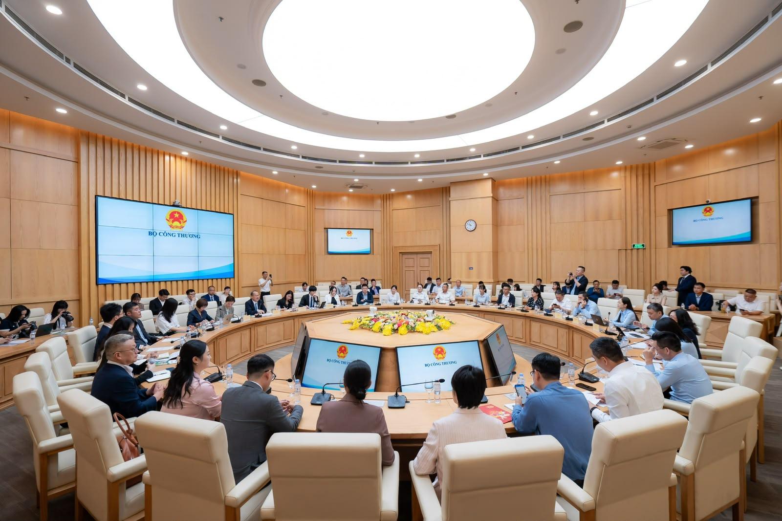 香港駐新加坡經濟貿易辦事處(駐新加坡經貿辦)於五月二十六日在越南河內舉辦了「越南—中國投資與科技企業交流會」。交流會由駐新加坡經貿辦與粵港澳大灣區企業家聯盟(聯盟)和越南工商會合辦,吸引了來自香港、中國內地和越南約160名商界領袖和企業高管出席,共同探討跨境業務擴展與戰略合作。交流會亦是聯盟一個80人商業考察團於五月二十五日至二十八日訪問河內的核心活動。圖示考察團與越南工貿部會議情況。
