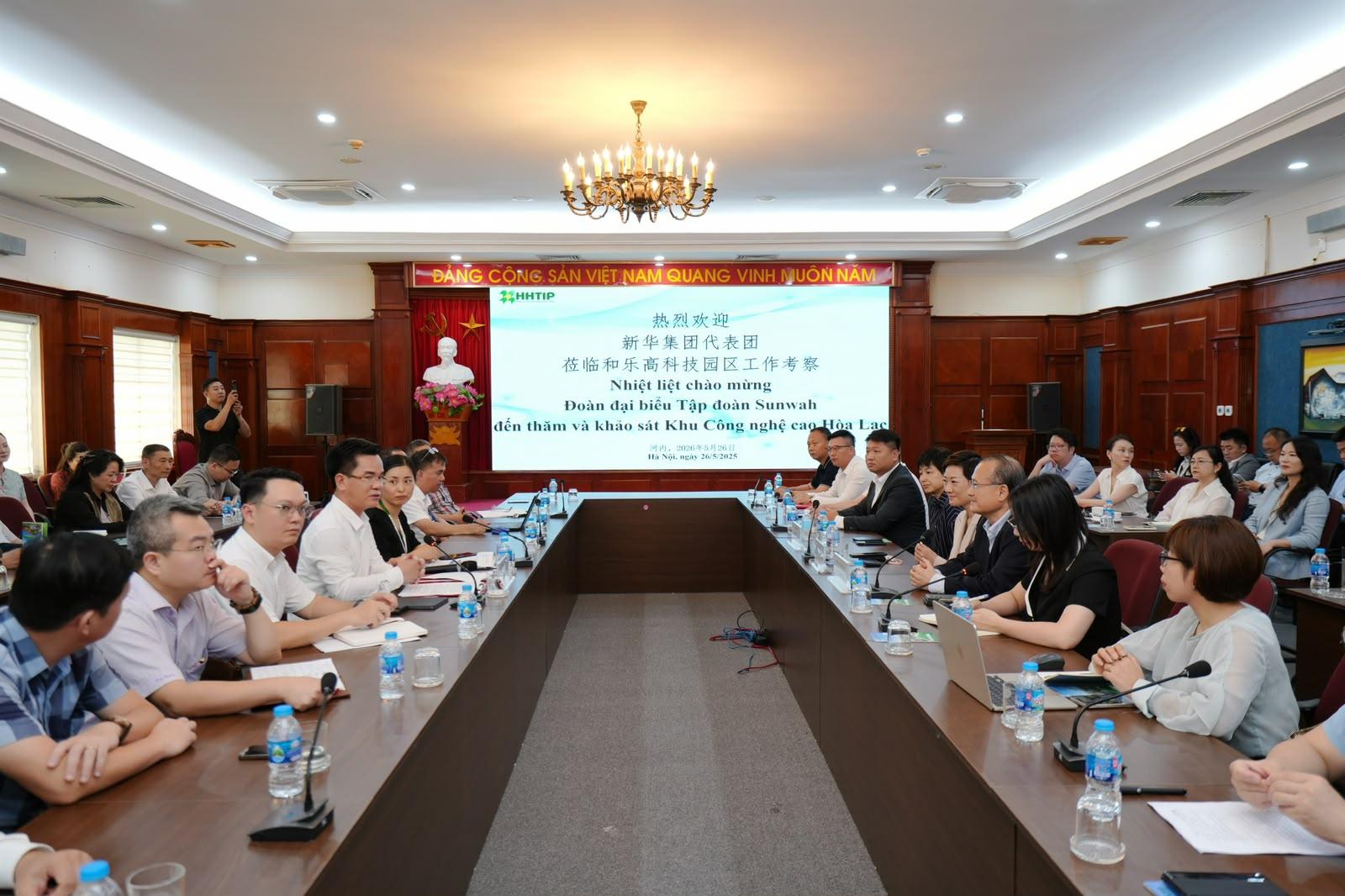 香港駐新加坡經濟貿易辦事處(駐新加坡經貿辦)於五月二十六日在越南河內舉辦了「越南—中國投資與科技企業交流會」。交流會由駐新加坡經貿辦與粵港澳大灣區企業家聯盟(聯盟)和越南工商會合辦,吸引了來自香港、中國內地和越南約160名商界領袖和企業高管出席,共同探討跨境業務擴展與戰略合作。交流會亦是聯盟一個80人商業考察團於五月二十五日至二十八日訪問河內的核心活動。圖示考察團於訪問河內期間到訪一個高新園區。