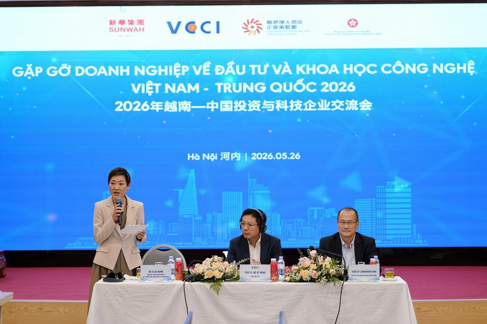 The Hong Kong Economic and Trade Office in Singapore (Singapore ETO) organised the Vietnam-China Investment and Technology Enterprises Exchange Conference in Hanoi, Vietnam, on May 26. Held in partnership with the Guangdong-HK-Macao Bay Area Enterprises Alliance and the Vietnam Chamber of Commerce and Industry, the conference drew about 160 senior business leaders and executives from Hong Kong, the Chinese Mainland and Vietnam to jointly explore cross-border business expansion and strategic collaboration. The conference was also an event under the Economic and Trade Express platform of the joint efforts of the ETOs, Invest Hong Kong and the Hong Kong Trade Development Council. Photo shows the Director of the Singapore ETO, Ms Elsa Hung (first left), speaking at the seminar.
