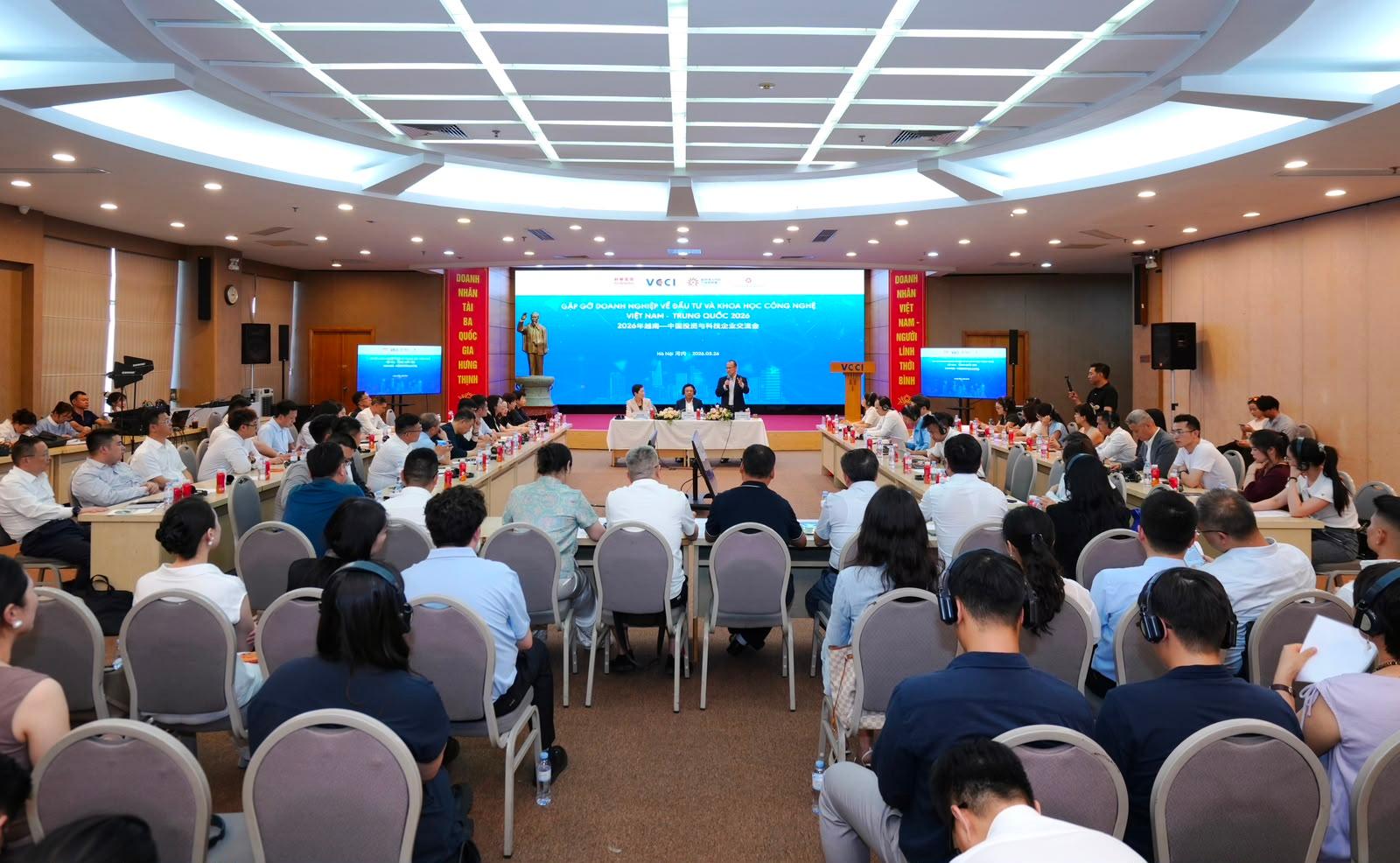 The Hong Kong Economic and Trade Office in Singapore organised the Vietnam-China Investment and Technology Enterprises Exchange Conference in Hanoi, Vietnam, on May 26. Held in partnership with the Guangdong-HK-Macao Bay Area Enterprises Alliance and the Vietnam Chamber of Commerce and Industry, the conference drew about 160 senior business leaders and executives from Hong Kong, the Chinese Mainland and Vietnam to jointly explore cross-border business expansion and strategic collaboration. The conference was also an event under the Economic and Trade Express platform of the joint efforts of the ETOs, Invest Hong Kong and the Hong Kong Trade Development Council. Photo shows the seminar.
