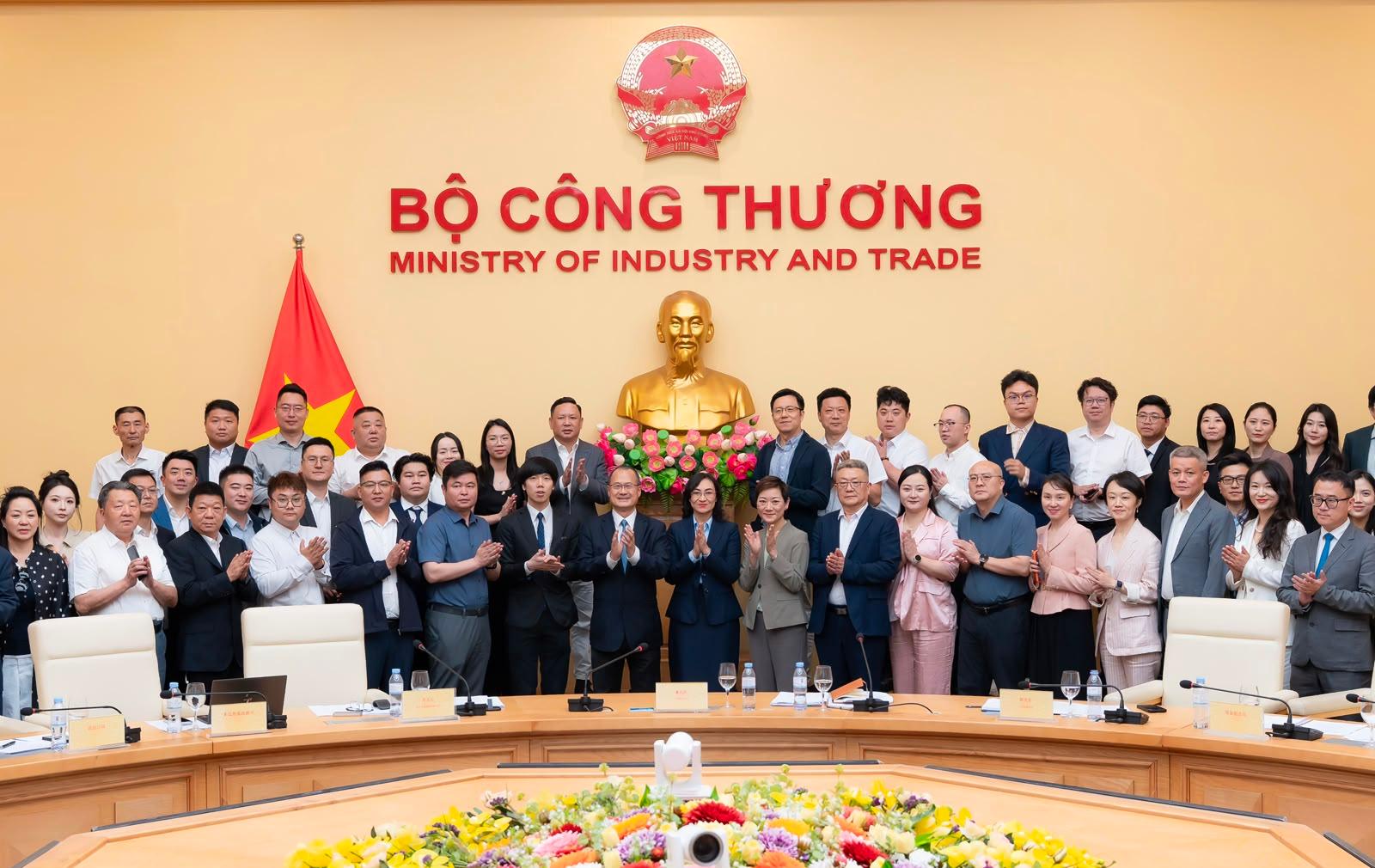 The Hong Kong Economic and Trade Office in Singapore organised the Vietnam-China Investment and Technology Enterprises Exchange Conference in Hanoi, Vietnam, on May 26. Held in partnership with the Guangdong-HK-Macao Bay Area Enterprises Alliance (Alliance) and the Vietnam Chamber of Commerce and Industry, the conference drew about 160 senior business leaders and executives from Hong Kong, the Chinese Mainland and Vietnam to jointly explore cross-border business expansion and strategic collaboration. It also served as a focal point for an 80-strong business delegation from the Alliance visiting Hanoi from May 25 to 28. Photo shows the representatives of the delegation and Vietnam's Ministry of Industry and Trade after a meeting.