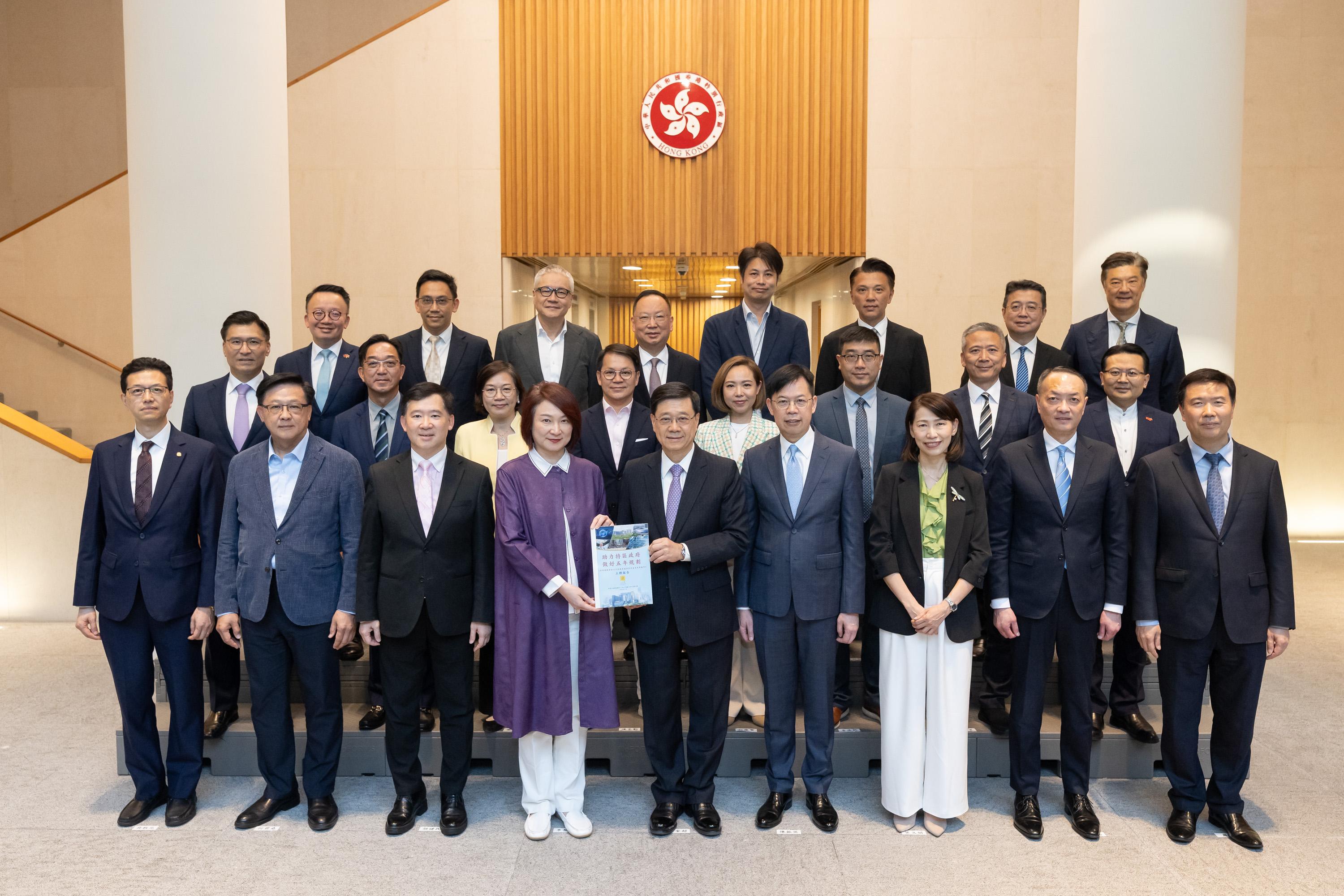 立法會主席李慧琼(前排左四)聯同兩位總協調人陳振英(前排右四)和吳秋北(前排左一),以及立法會「香港主動對接國家『十五五』規劃工作小組委員會」委員代表立法會,今日(五月二十九日)向行政長官李家超(前排正中)提交以「助力特區政府,做好五年規劃」為題的專題研究及意見收集報告。