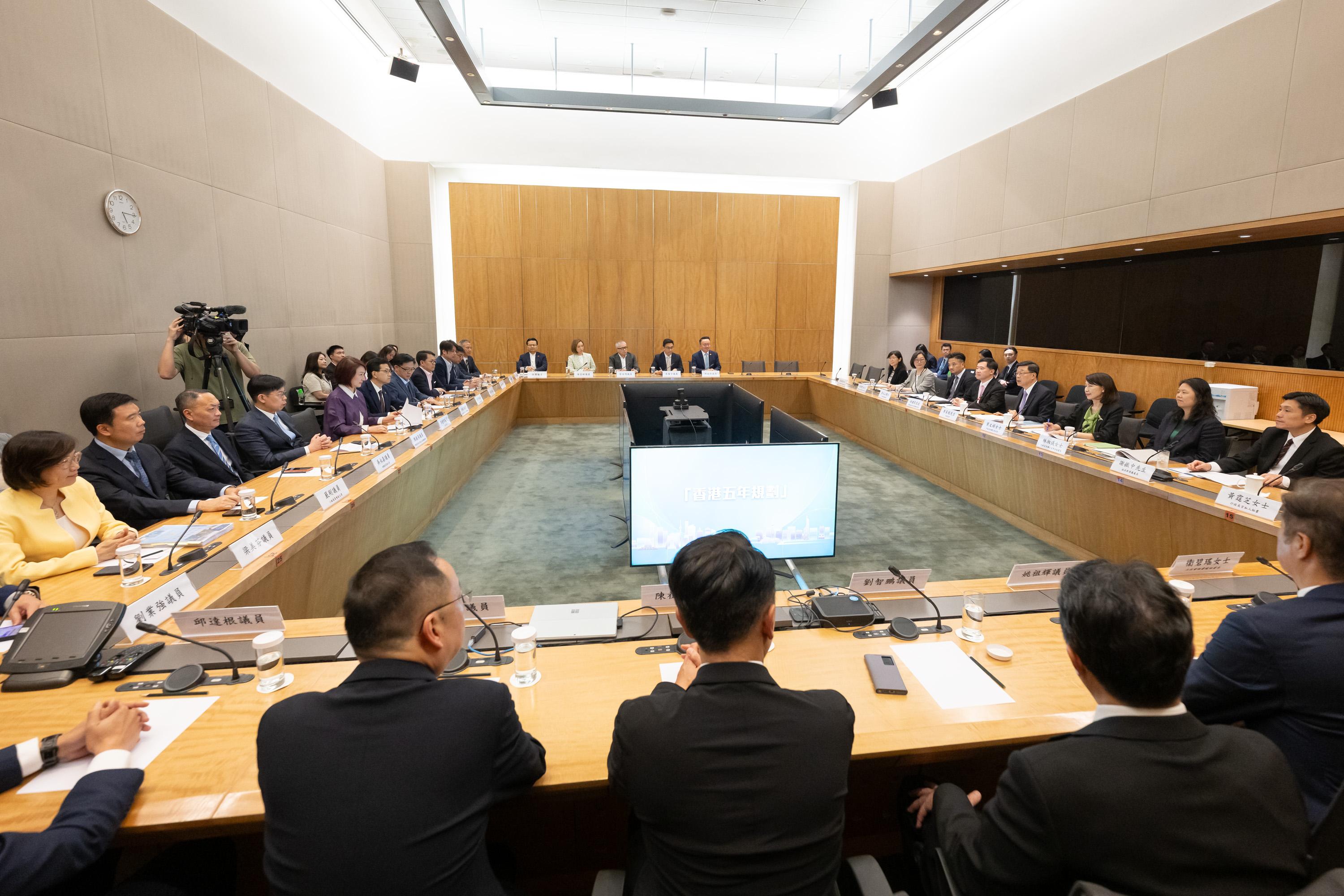 立法會今日(五月二十九日)向行政長官提交「助力特區政府 做好五年規劃」專題研究及意見收集報告。圖示立法會議員就香港五年規劃的專題研究及意見收集報告,與行政長官及相關政府官員會面。