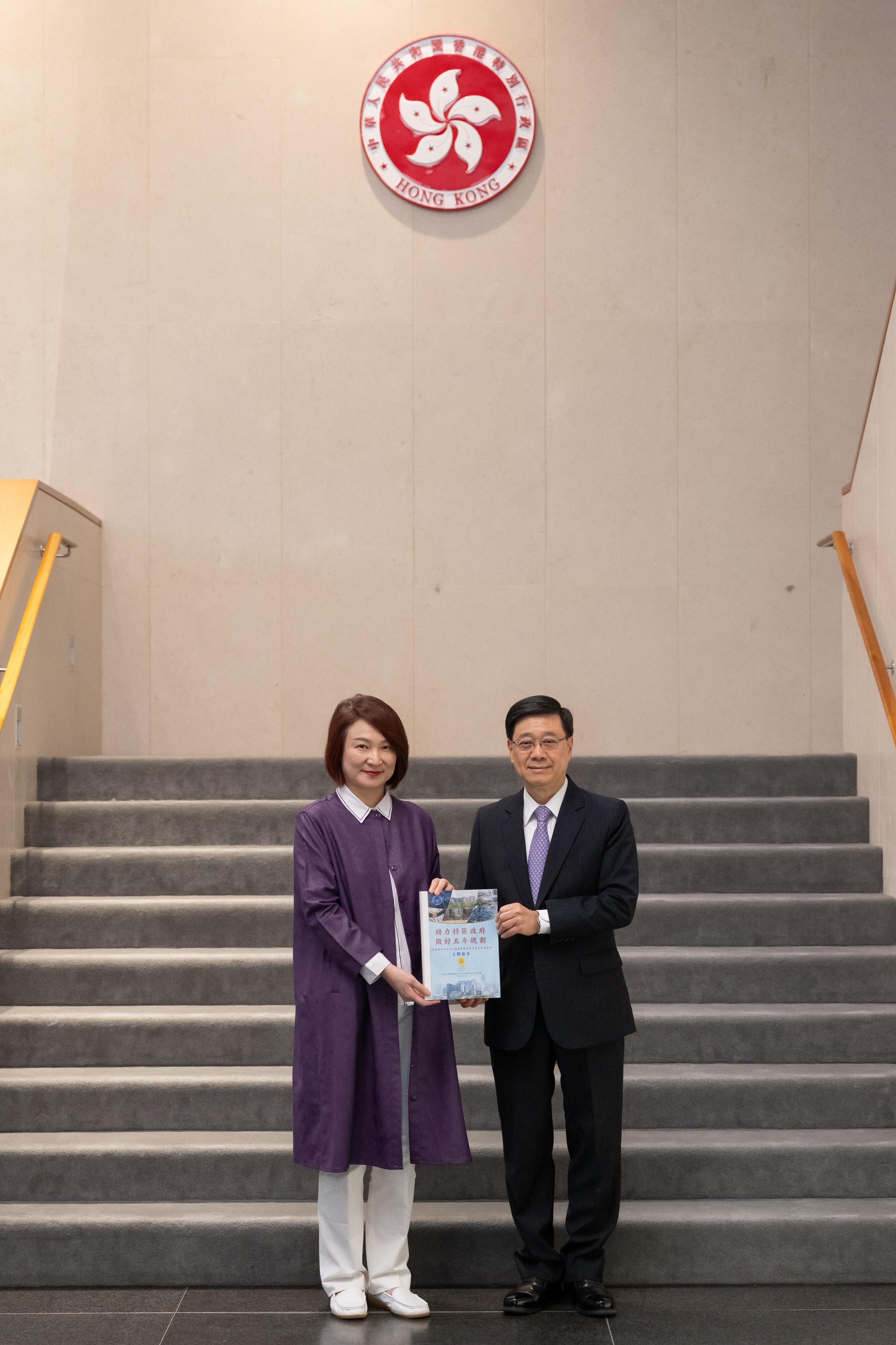 立法會今日(五月二十九日)向行政長官提交「助力特區政府 做好五年規劃」專題研究及意見收集報告。圖示立法會主席李慧琼(左)與行政長官李家超先生合照。
