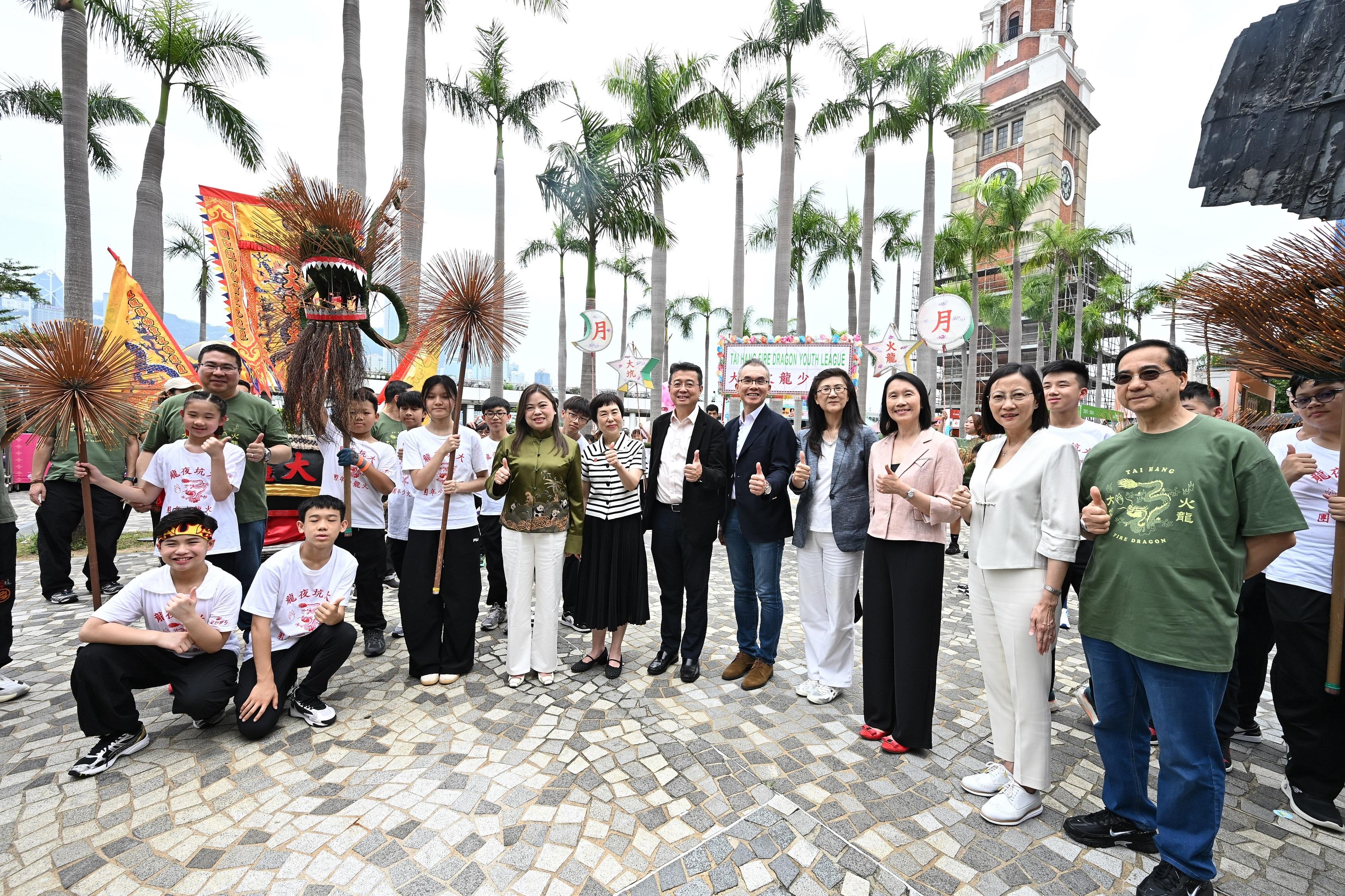 香港賽馬會呈獻系列︰「香港非遺月2026」非遺嘉年華今明兩日（五月三十日和三十一日）舉行。圖示文化體育及旅遊局局長羅淑佩（右八）、香港賽馬會慈善事務部主管（文化；體育；社區聯繫協作）葉巧兒（右七）、「非遺六月」主席及立法會議員劉智鵬教授（右六）、非物質文化遺產諮詢委員會主席麥勁生教授（右五）、「憲法和基本法推廣督導委員會」轄下「愛國主義教育工作小組」委員彭韻僖（右四）、康樂及文化事務署署長陳詠雯（右三）、非物質文化遺產辦事處總監吳雪君（右二）與國家級非遺代表性項目「中秋節&mdash;大坑舞火龍」的大坑LED小火龍巡遊表演者合照。