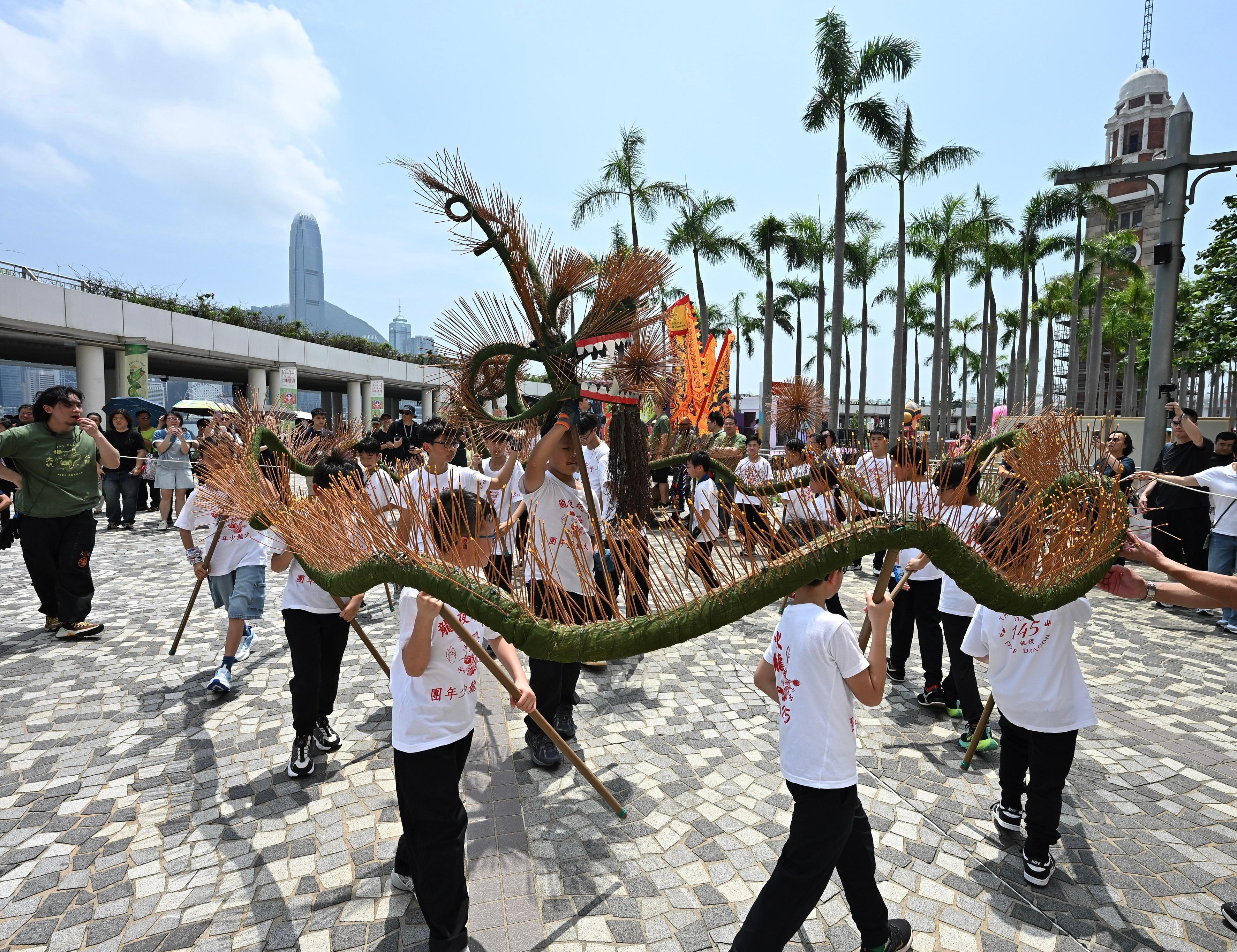 香港賽馬會呈獻系列︰「香港非遺月2026」非遺嘉年華今明兩日（五月三十日和三十一日）舉行。圖示國家級非遺代表性項目「中秋節&mdash;大坑舞火龍」的大坑LED小火龍巡遊。
